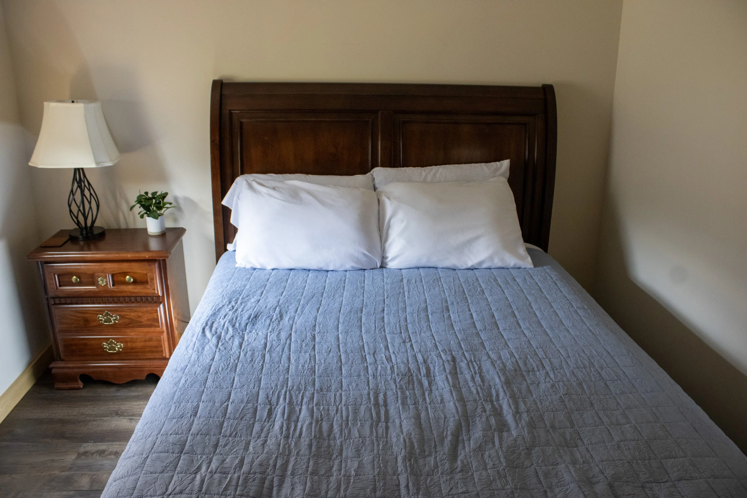 2 bed cabin bedroom 1.JPG