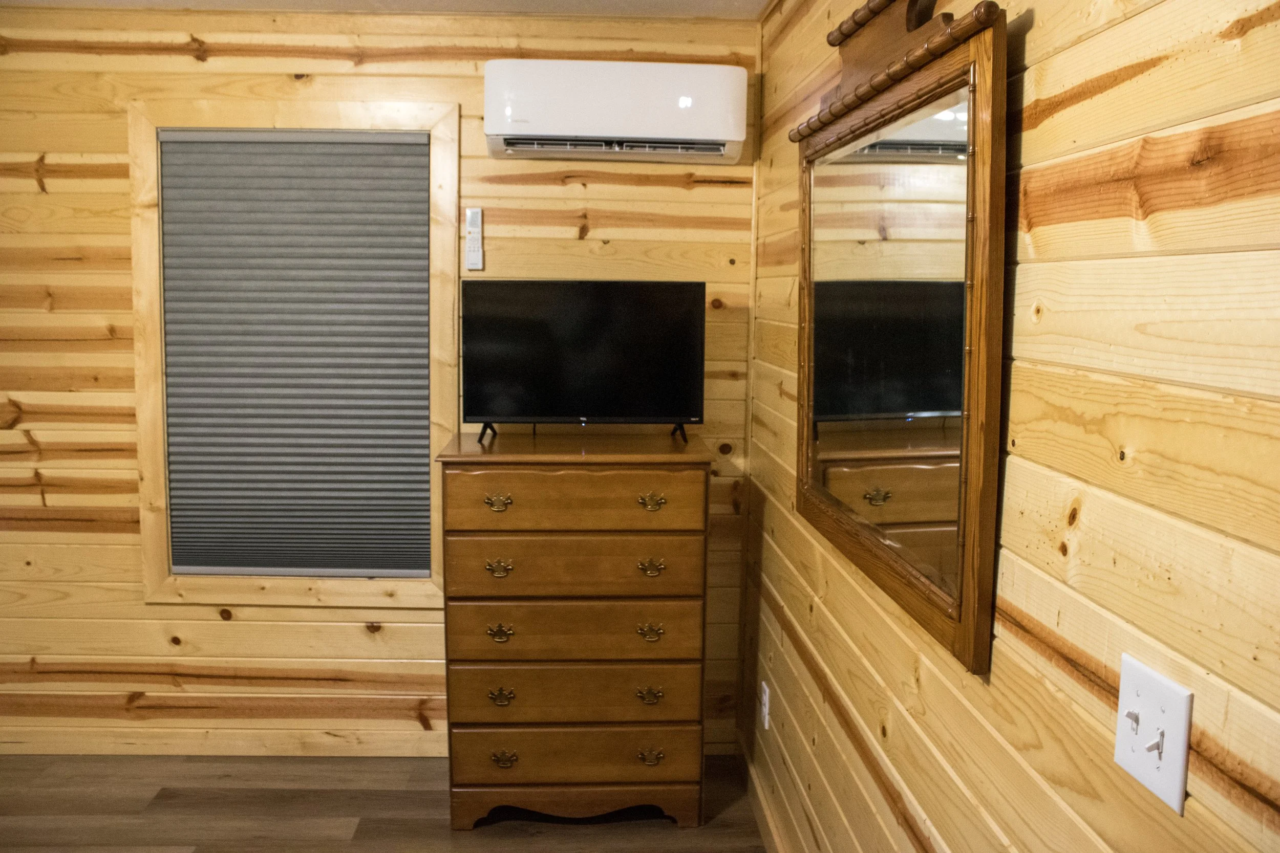 1 bed cabin bedroom tv.JPG