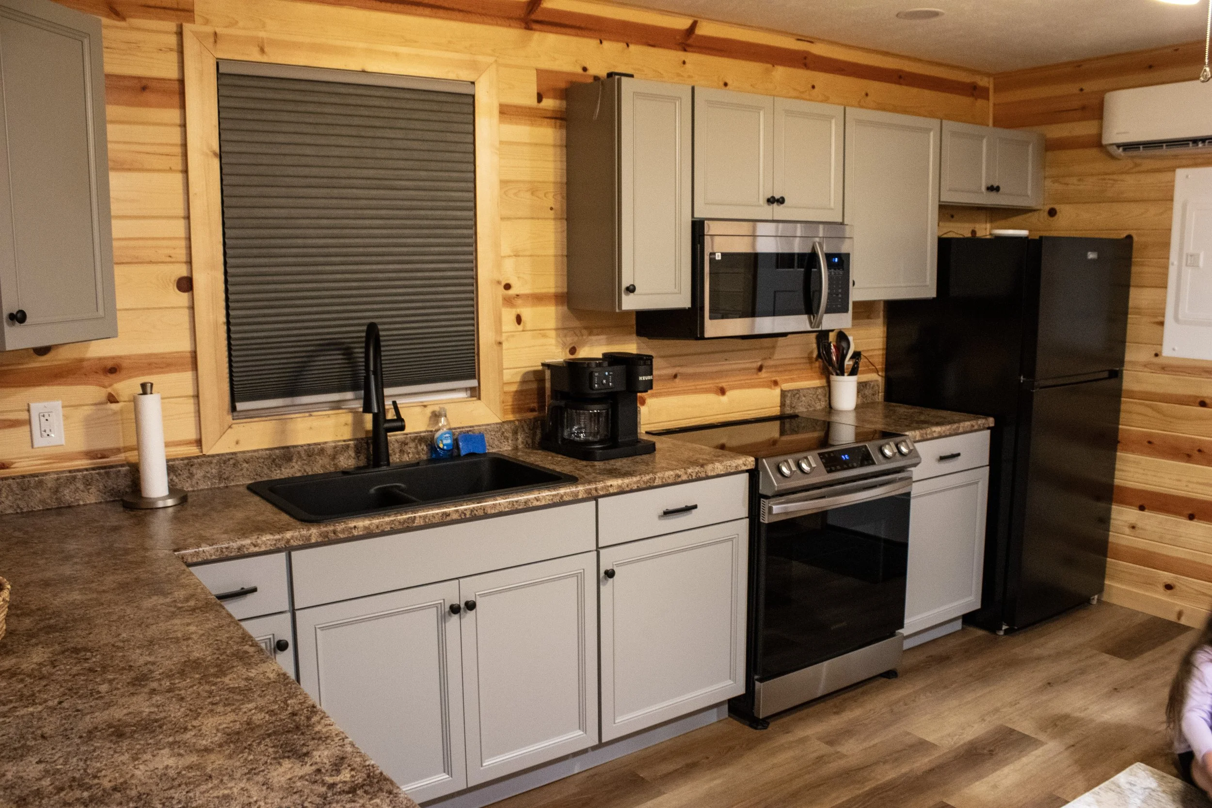 1 bed cabin kitchen 2.JPG