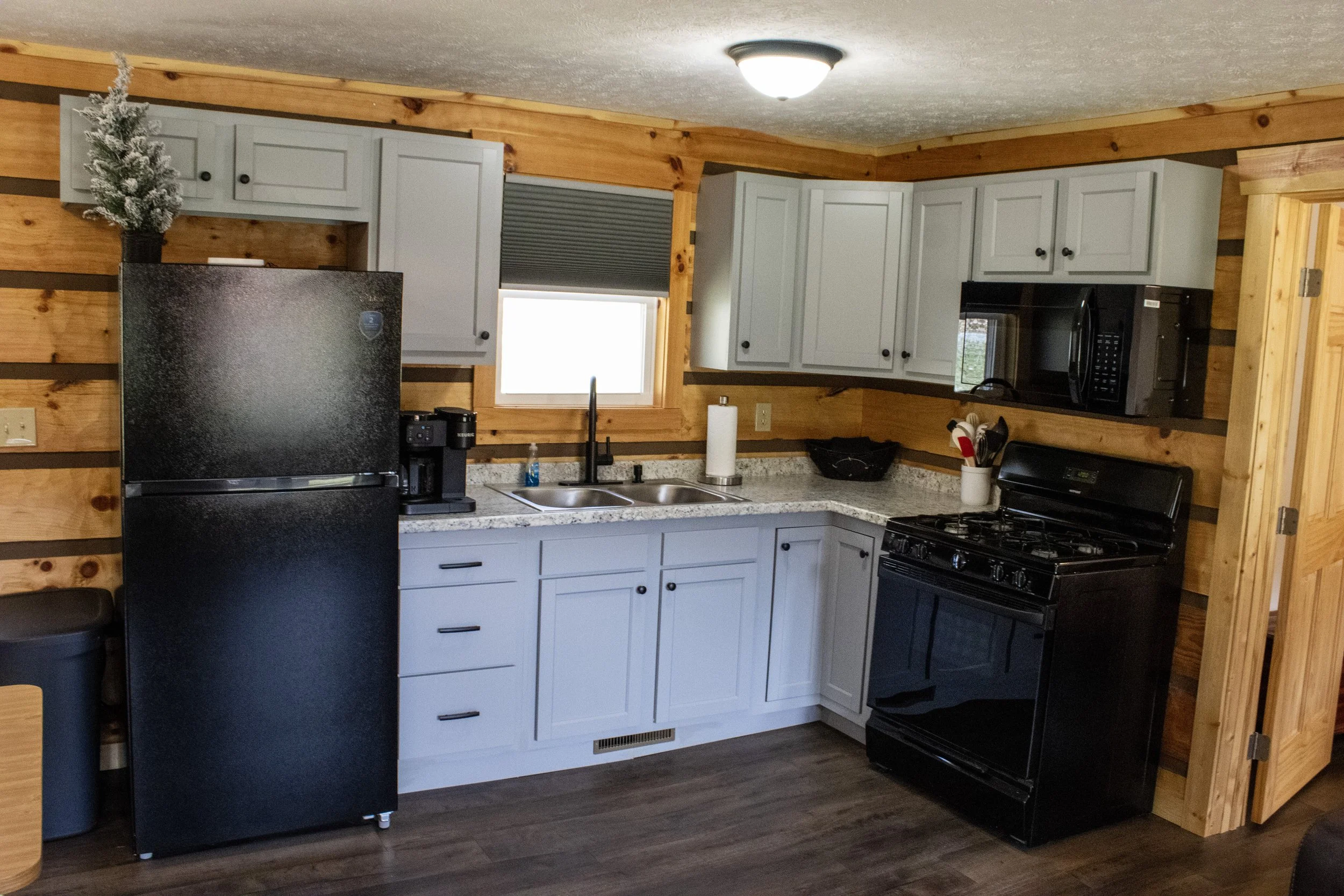 2 bed cabin kitchen.JPG