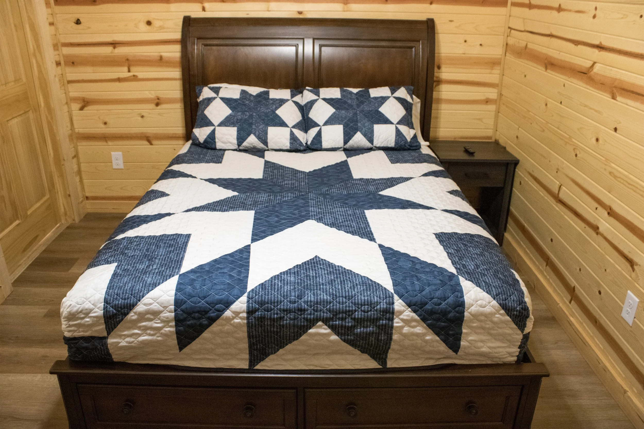 1 bed cabin bedroom.JPG