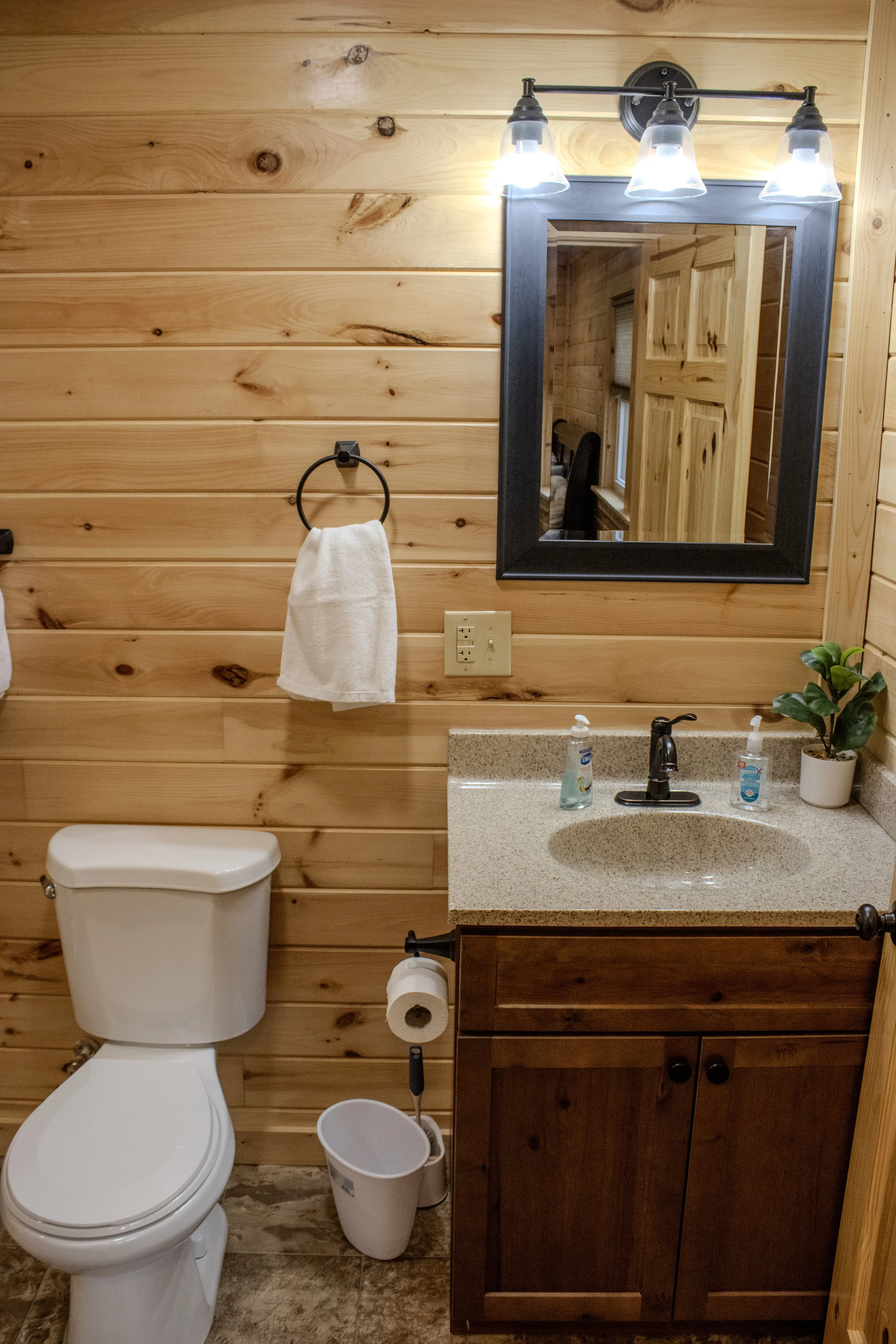 4 Bed cabin Front Bedroom bathroom.JPG