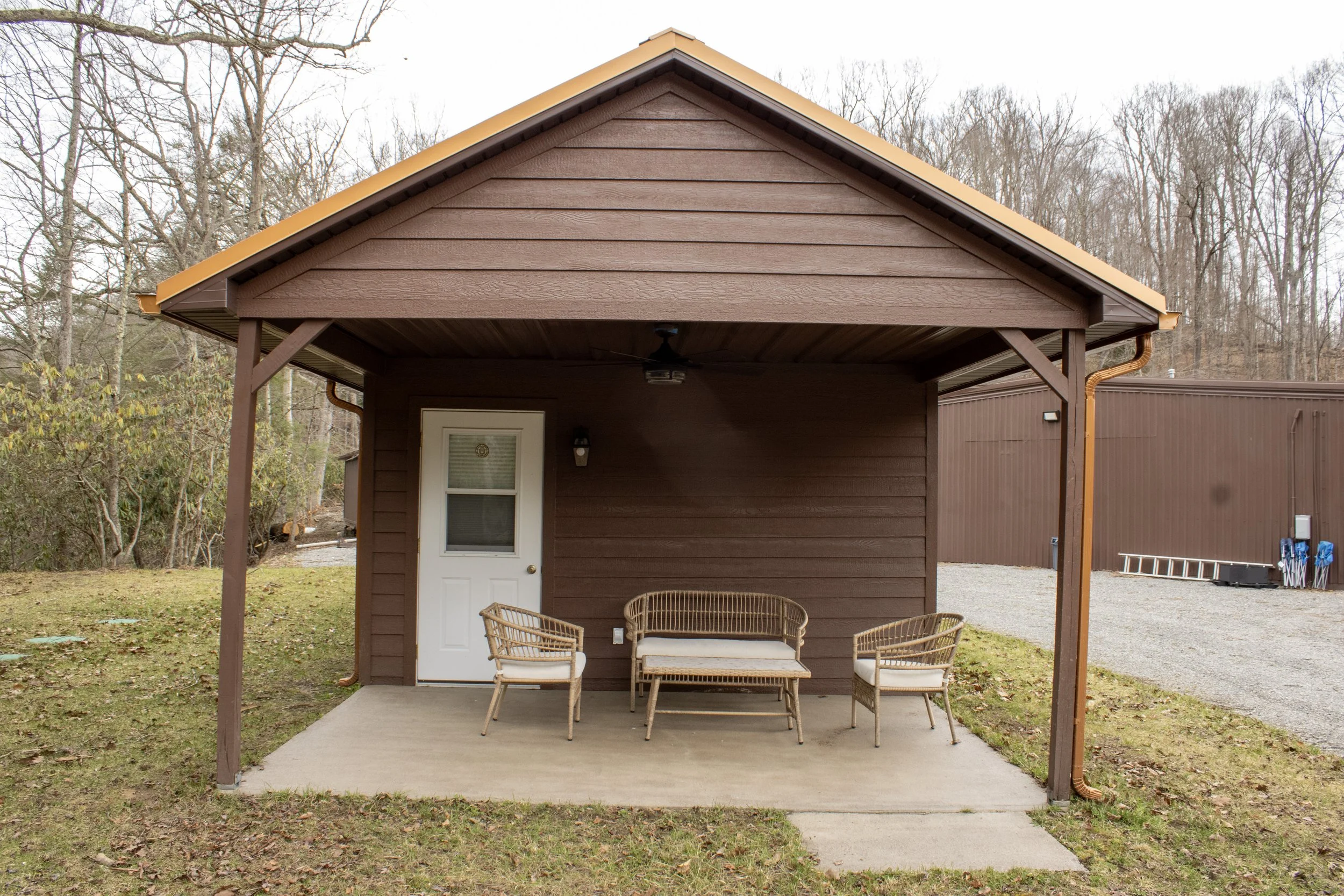 1 bed cabin porch.JPG