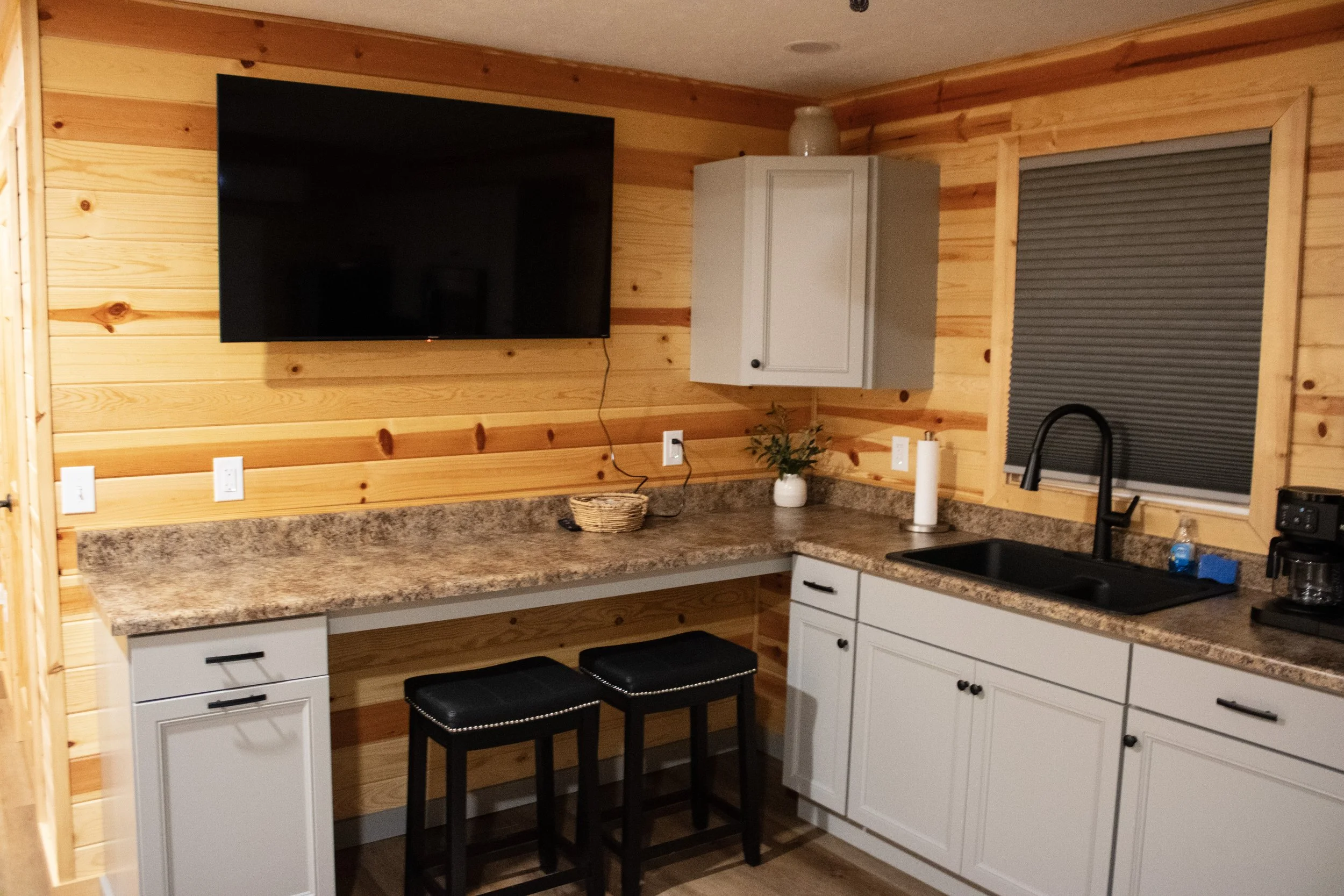 1 bed cabin kitchen.JPG
