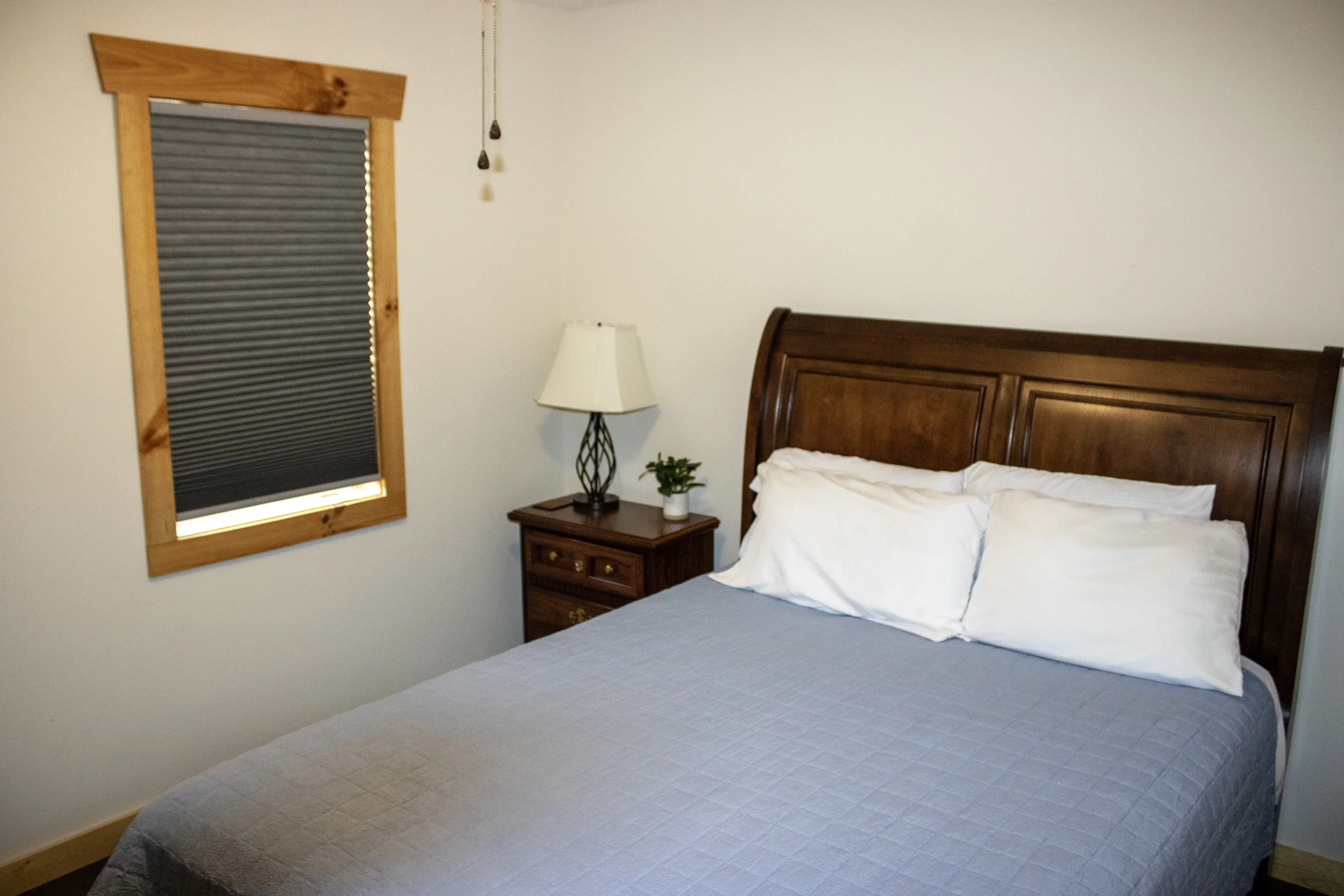 2 Bed cabin blue Bed Window Closed.JPG
