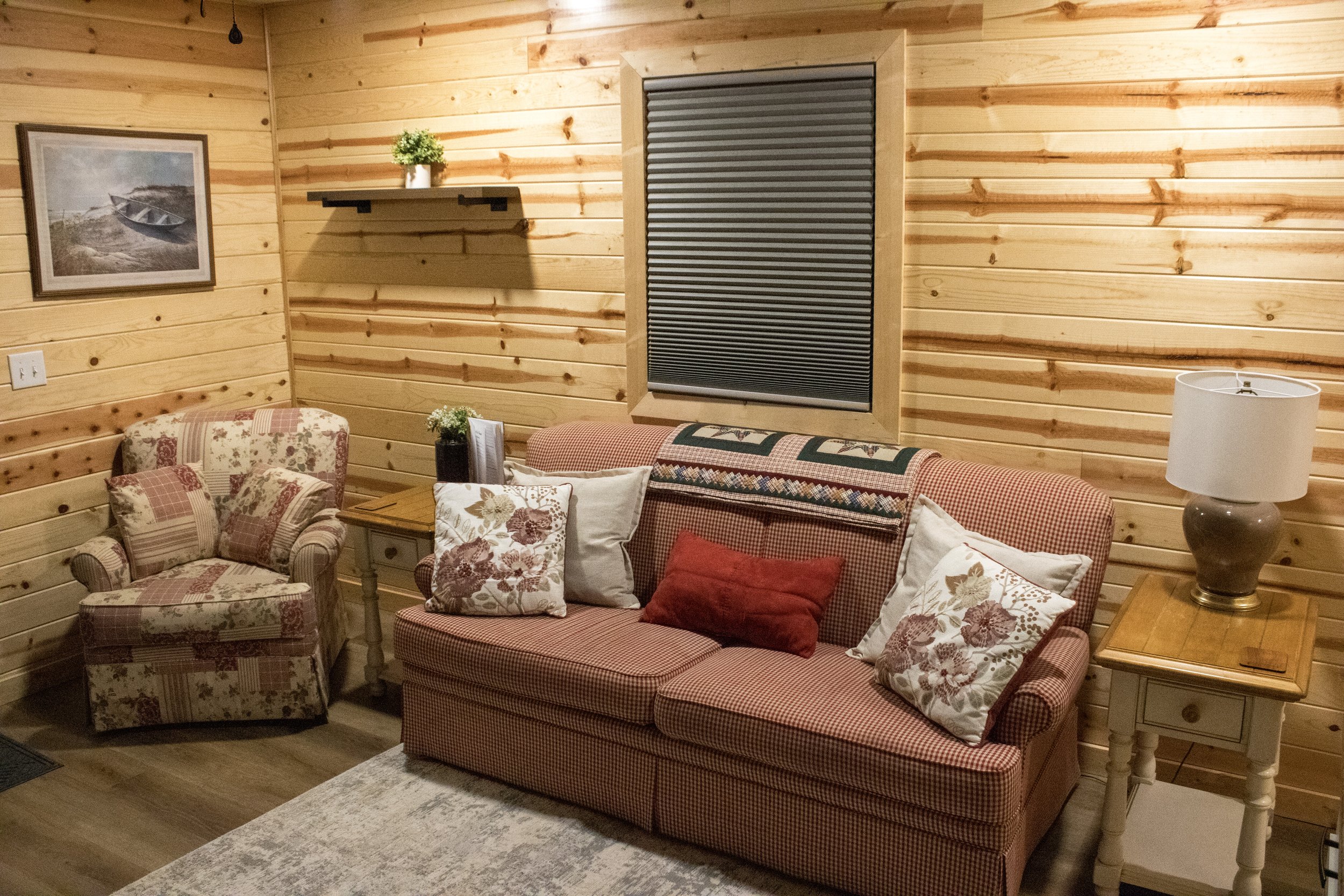 1 bed cabin living room whiter.JPG