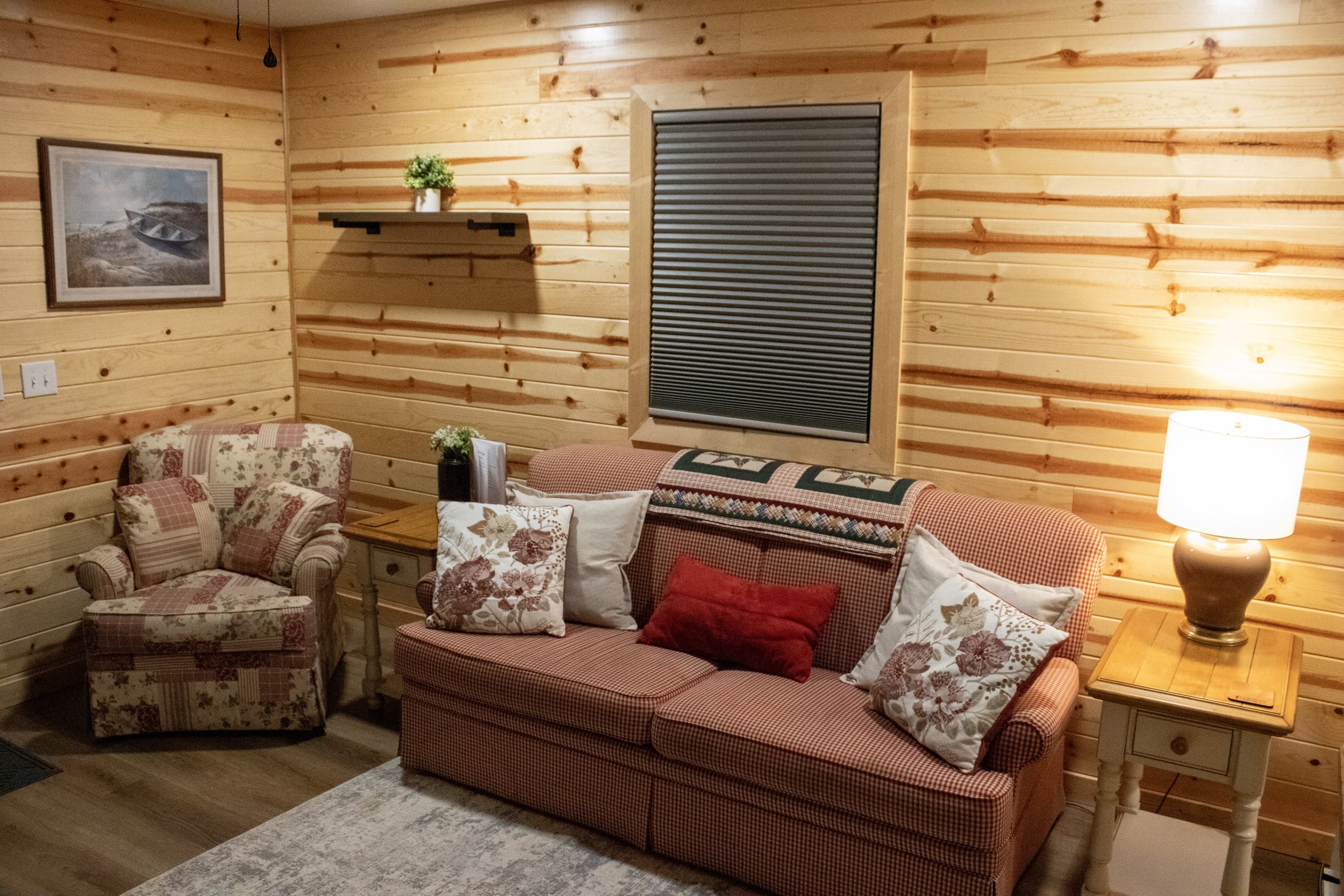 1 bed cabin living room better lighting.JPG