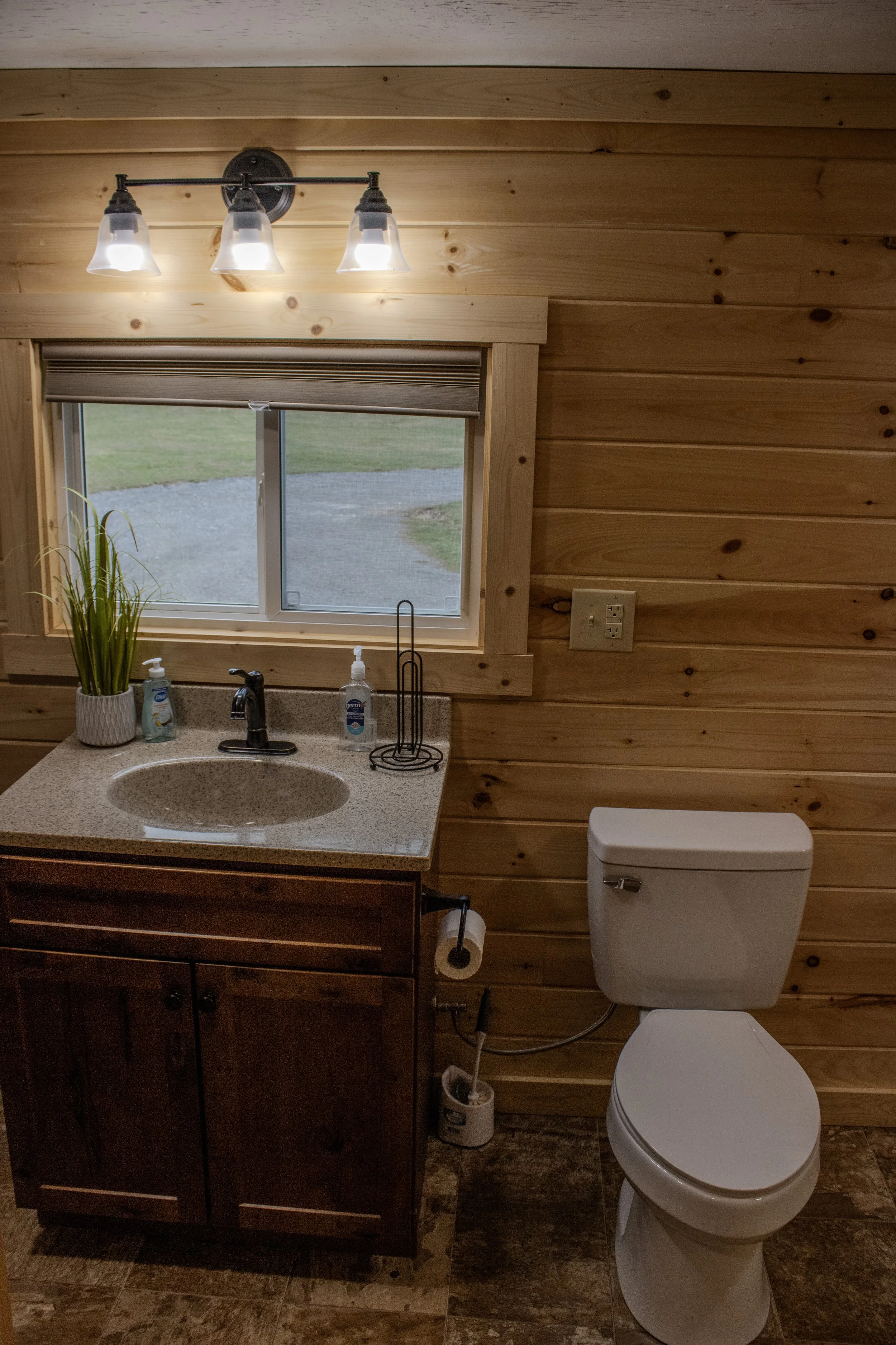 4 bed cabin spare Bath.JPG