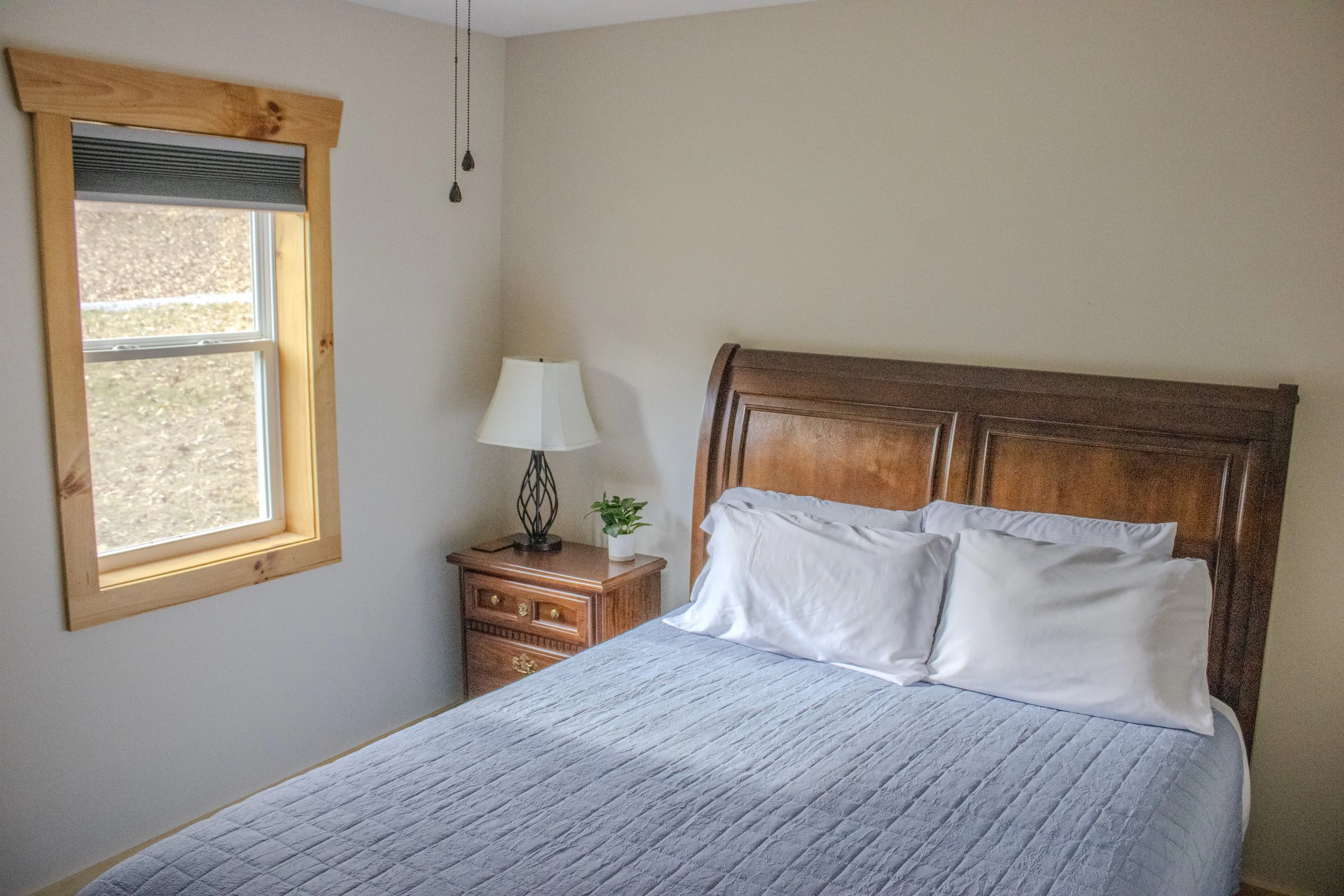 2 Bed cabin blue Bed Window wide open.JPG