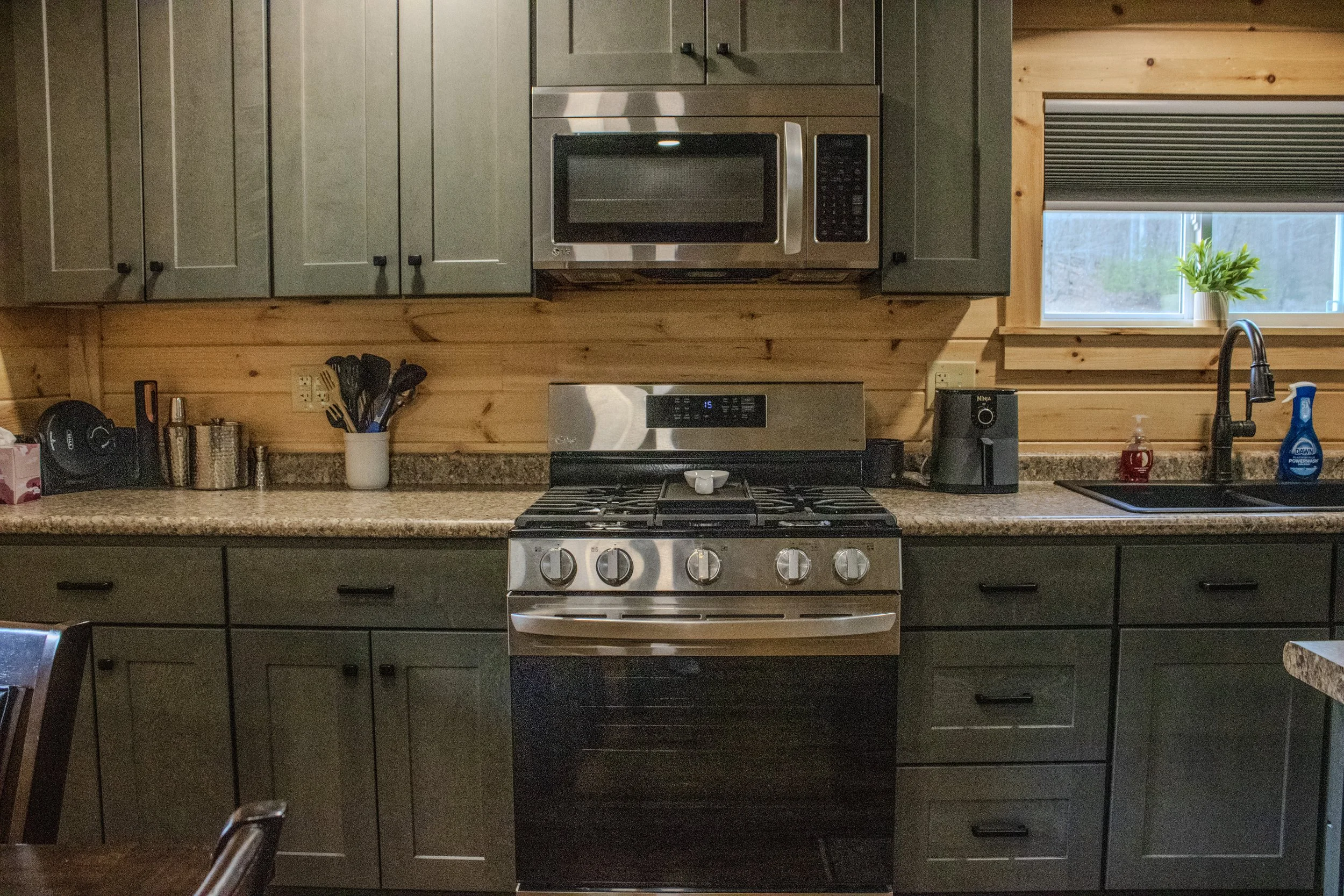 4 Bed cabin Oven.JPG