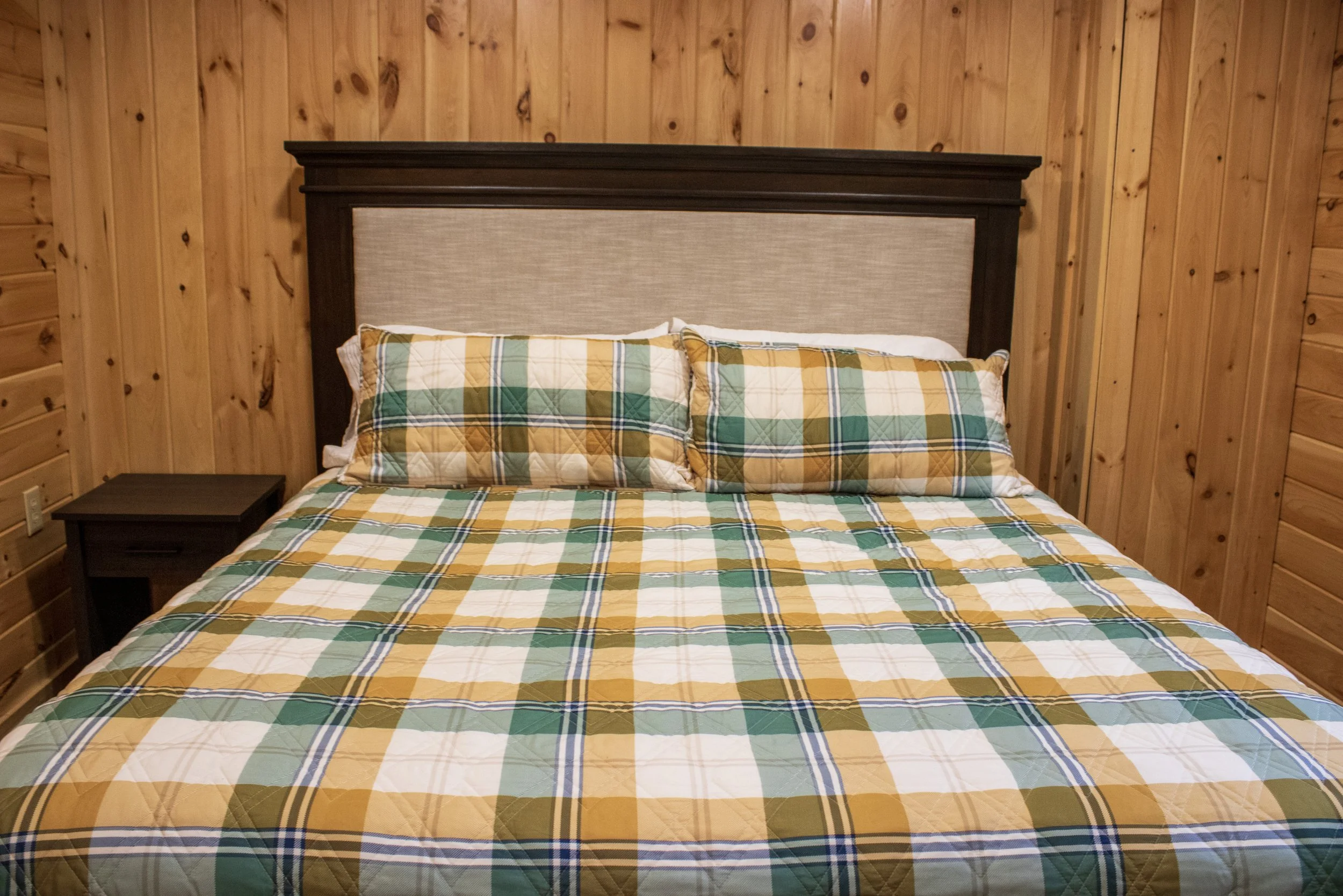 4 bed cabin King Bed Room 2.JPG