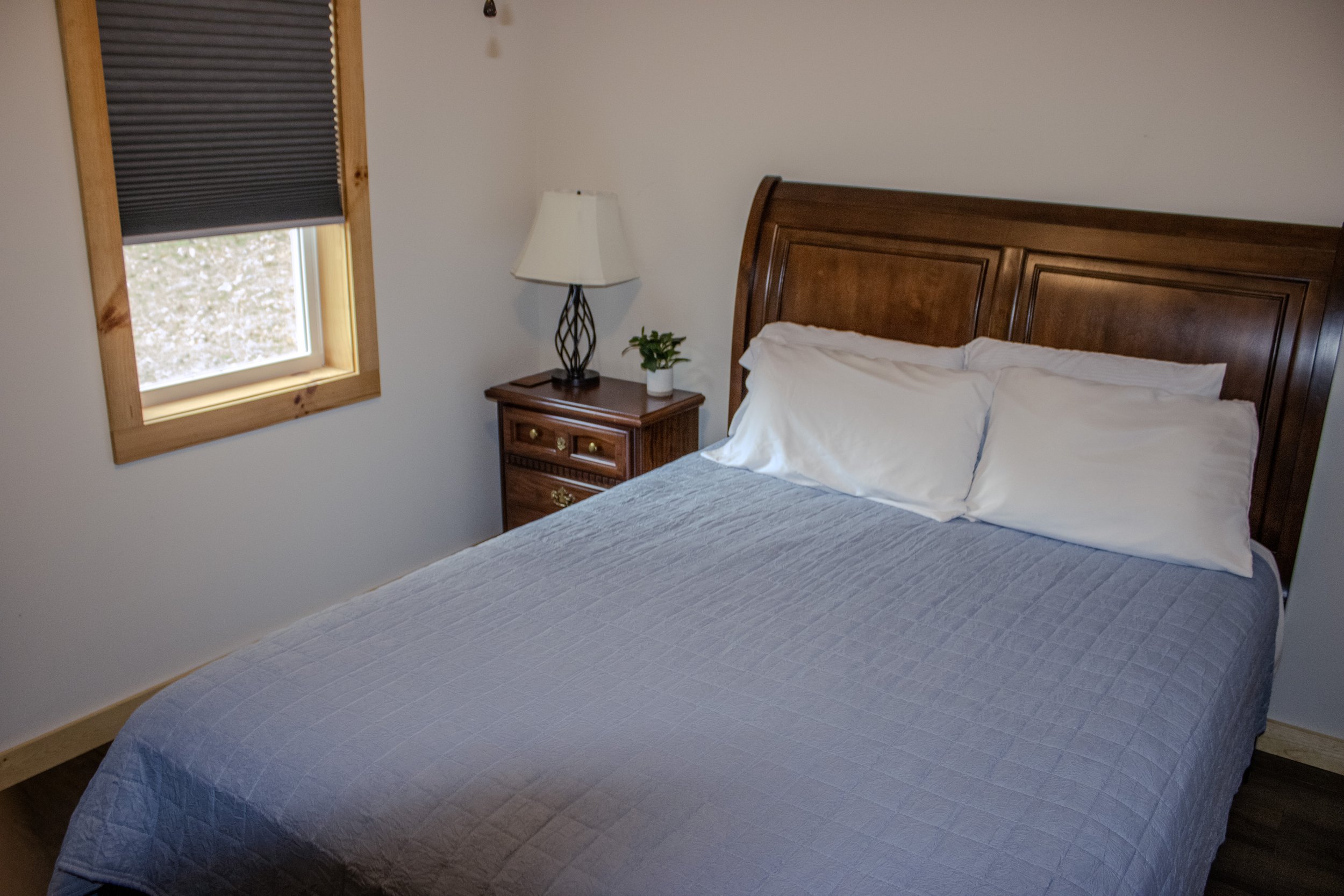 2 Bed cabin blue Bed Window open.JPG