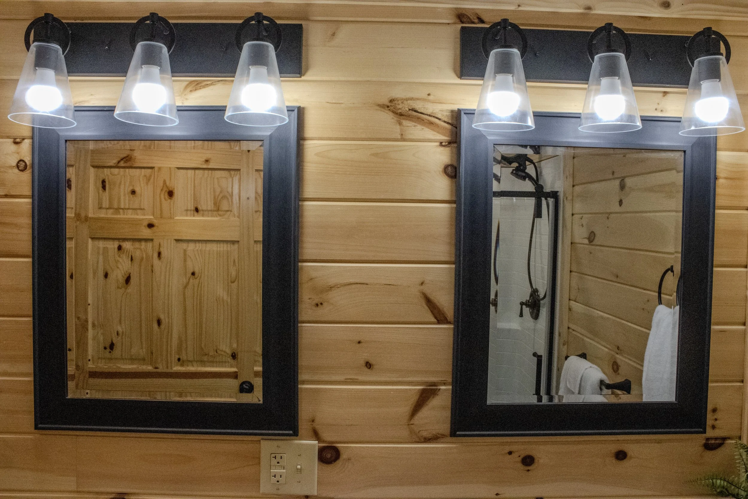 4 bed cabin master bathroom 3.JPG