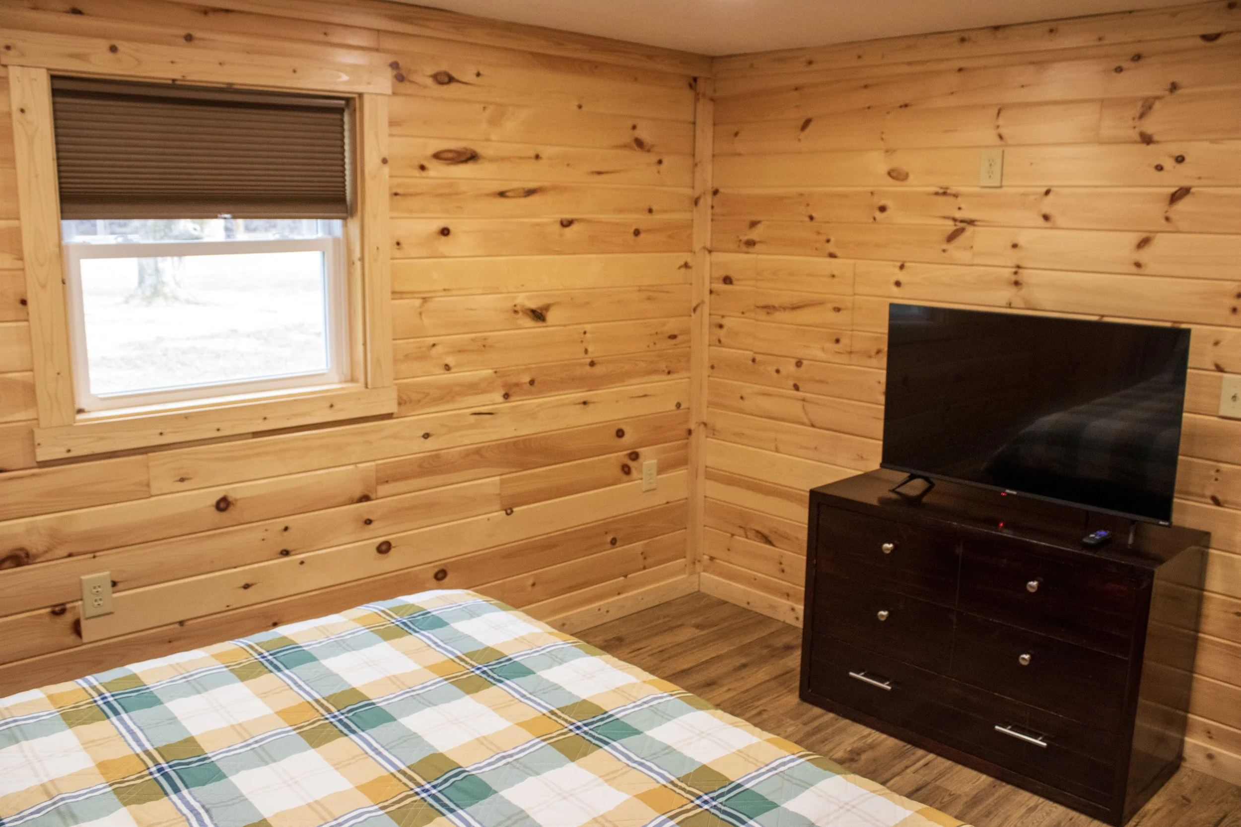 4 bed cabin King Bed Room TV.JPG