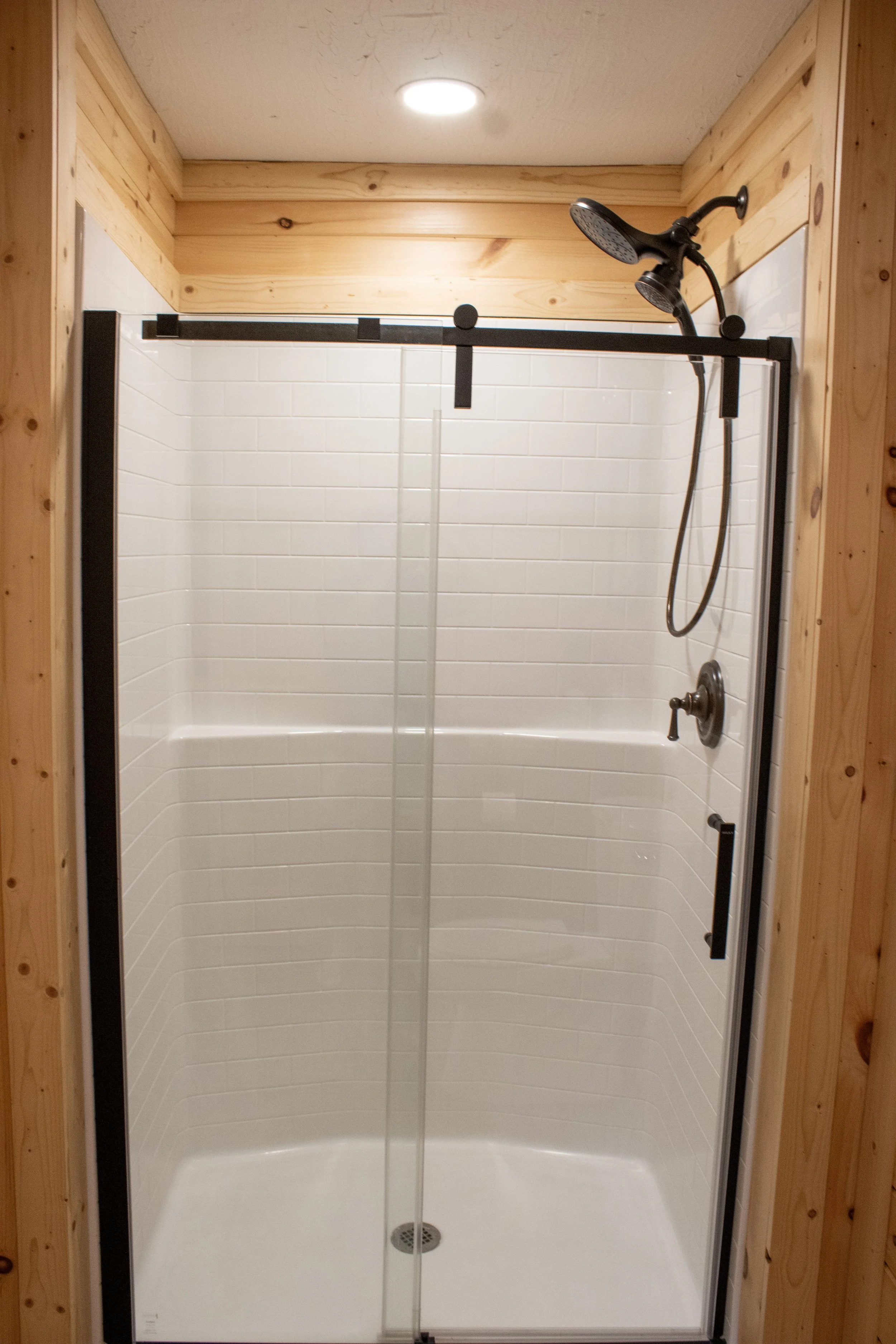 4 Bed cabin Front Bedroom Shower 2.JPG