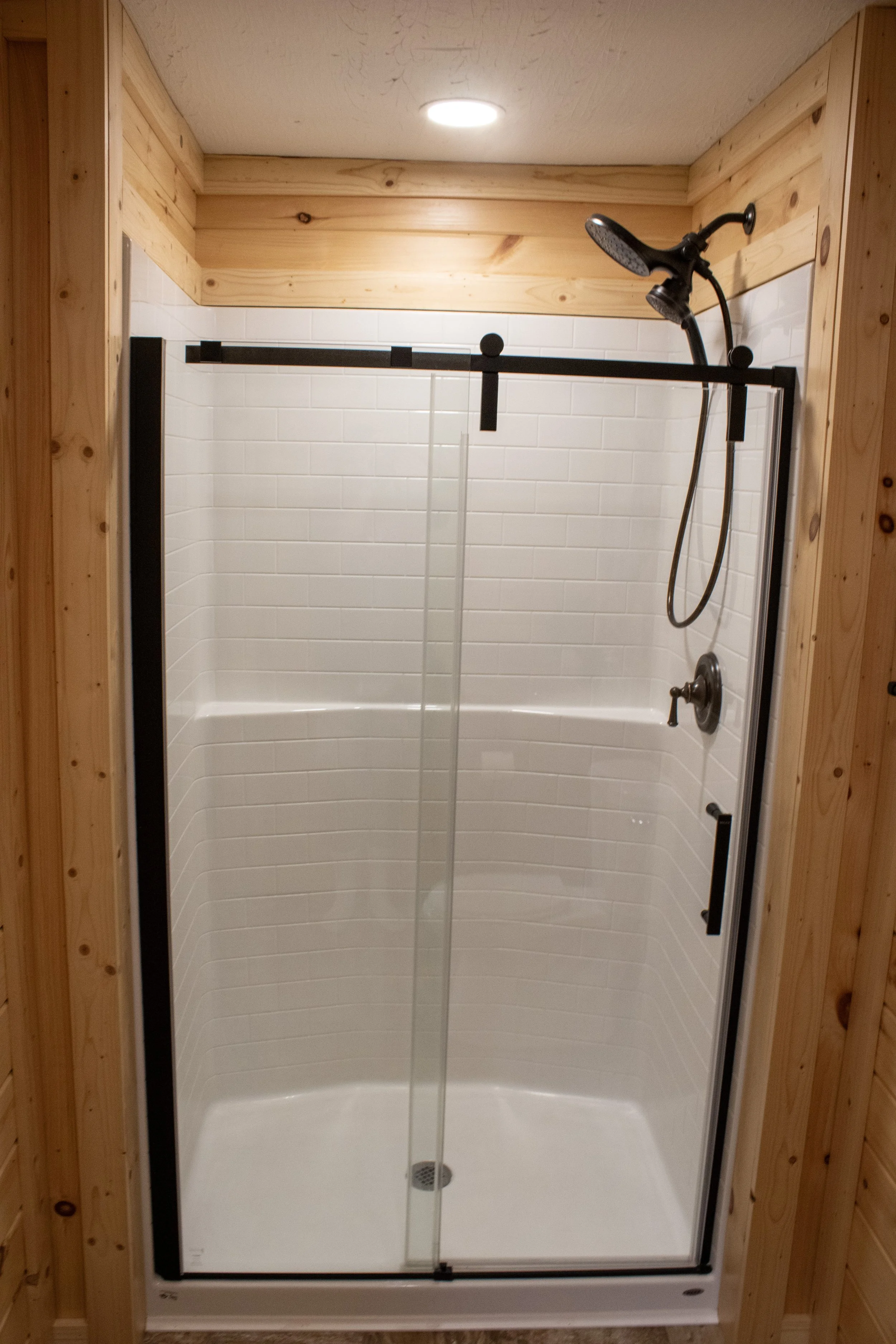 4 Bed cabin Front Bedroom Shower.JPG