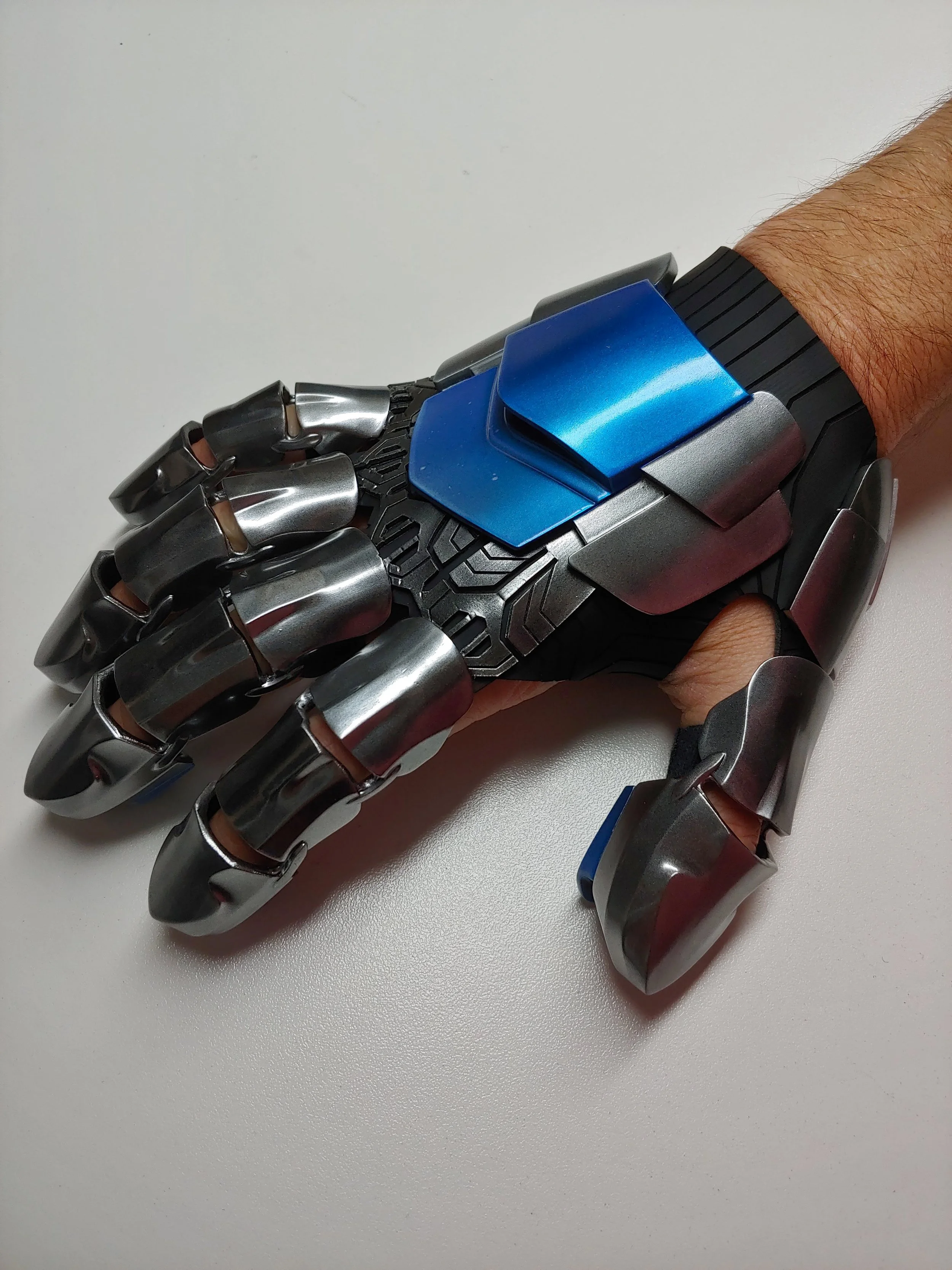 Chillblaine armored hands