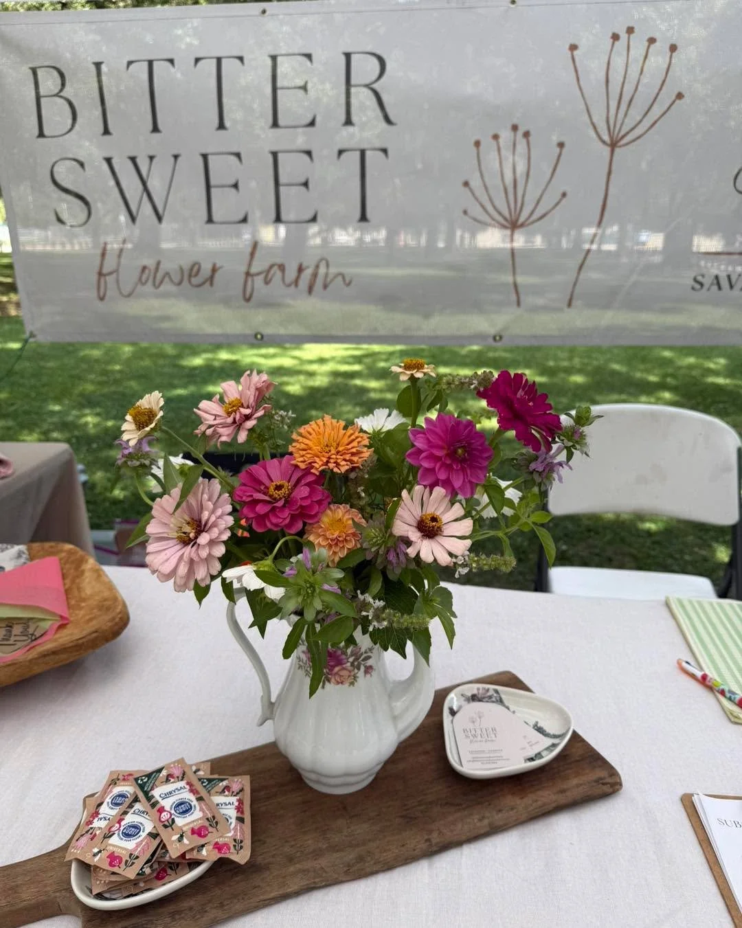 We are at the prettiest market in Savannah, Midtown Market in Daffin Park, now until 7PM. Come get some Mac Attack food truck and bring home flowers! 

#midtownsavannah #thingstodoinsavannah #localflowers #localflowersarethebest #flowers #savannah #b
