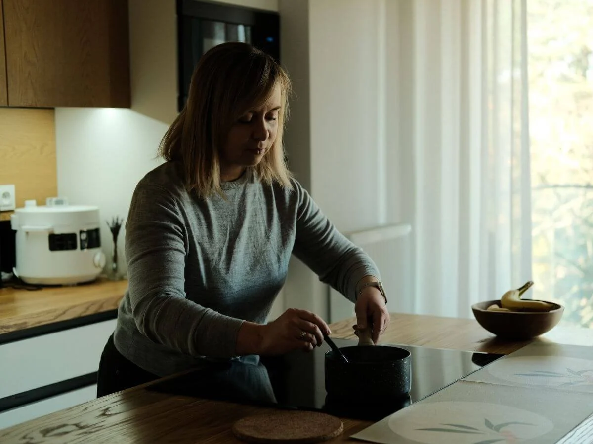 Bipolar support woman in kitchen