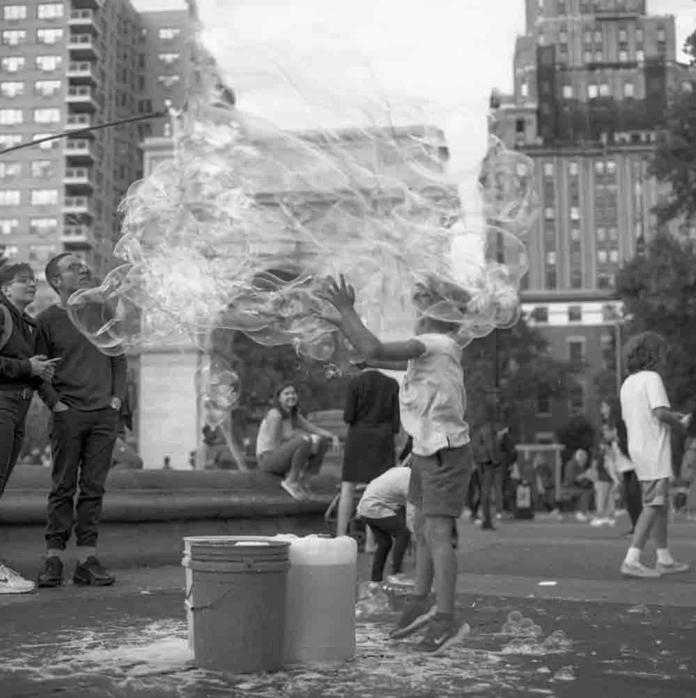 nyc-wsp-arch-boy-bubbles.jpg