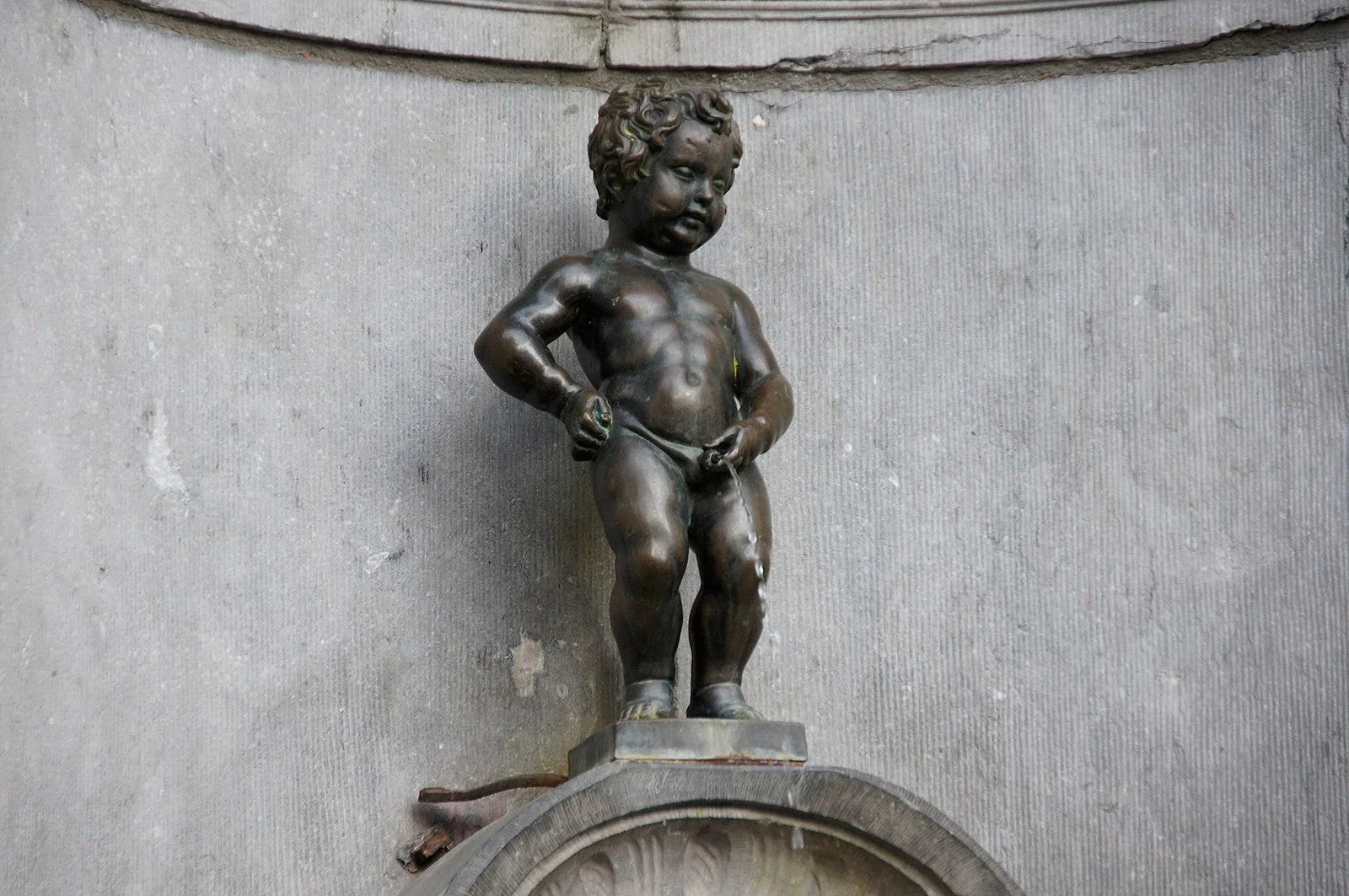 Comic mural in the Marolles district, Brussels. Photograph by Eva Nean. | Manneken Pis statue, Brussels. Image sourced from Wikimedia Commons