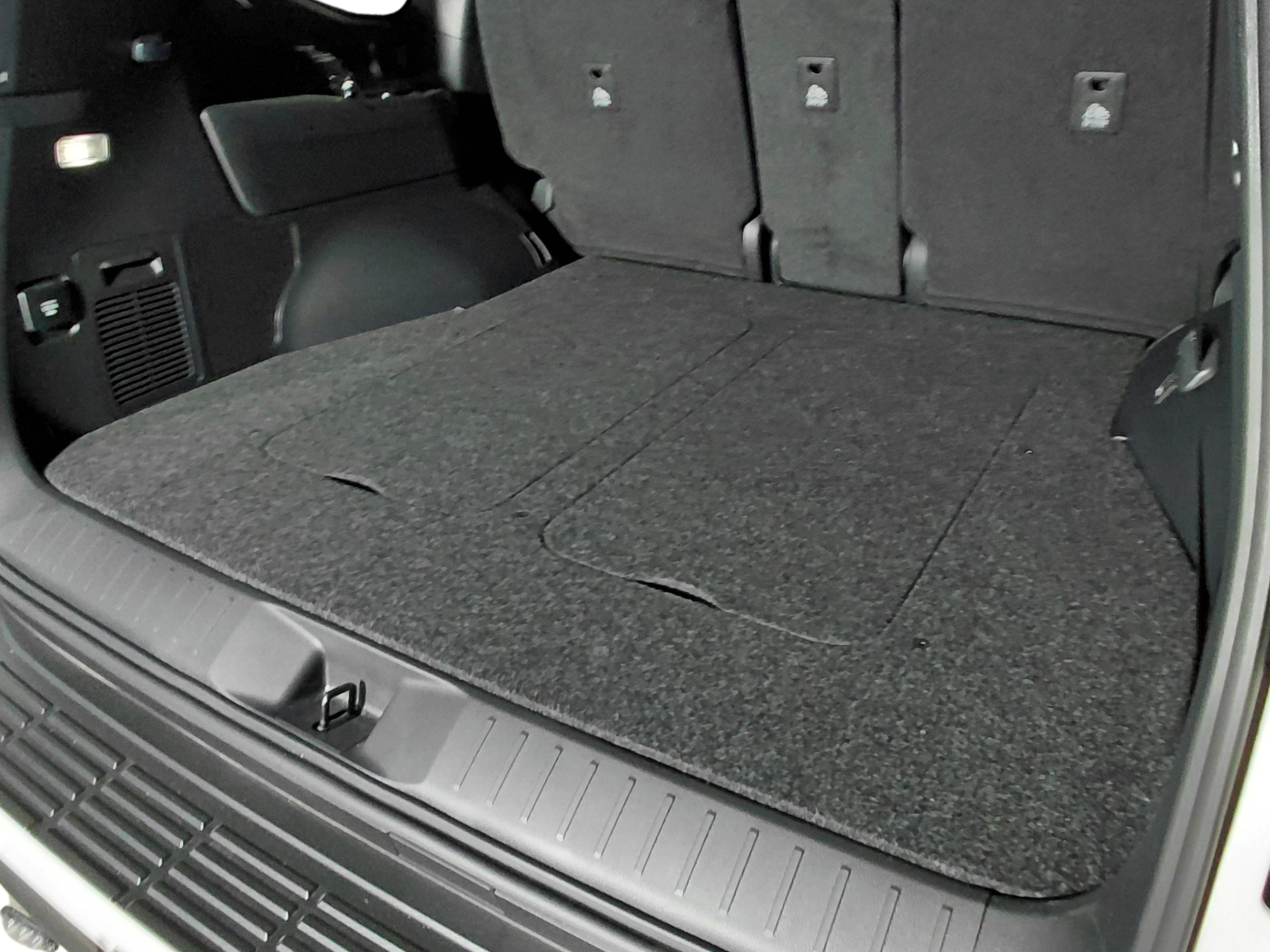 LC300 modular false floor with lift-out access panels