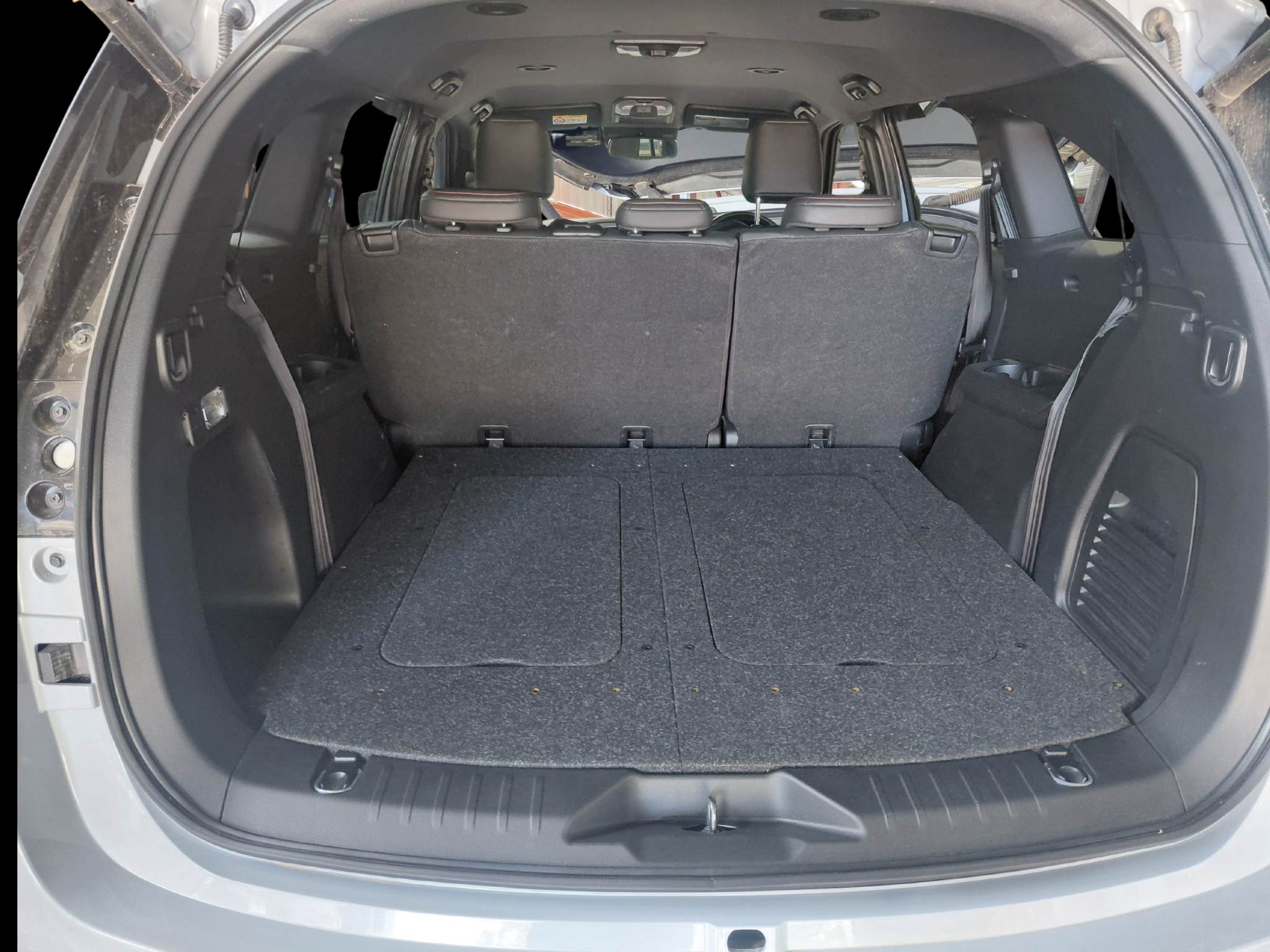 MU-X modular false floor with lift-out access panels