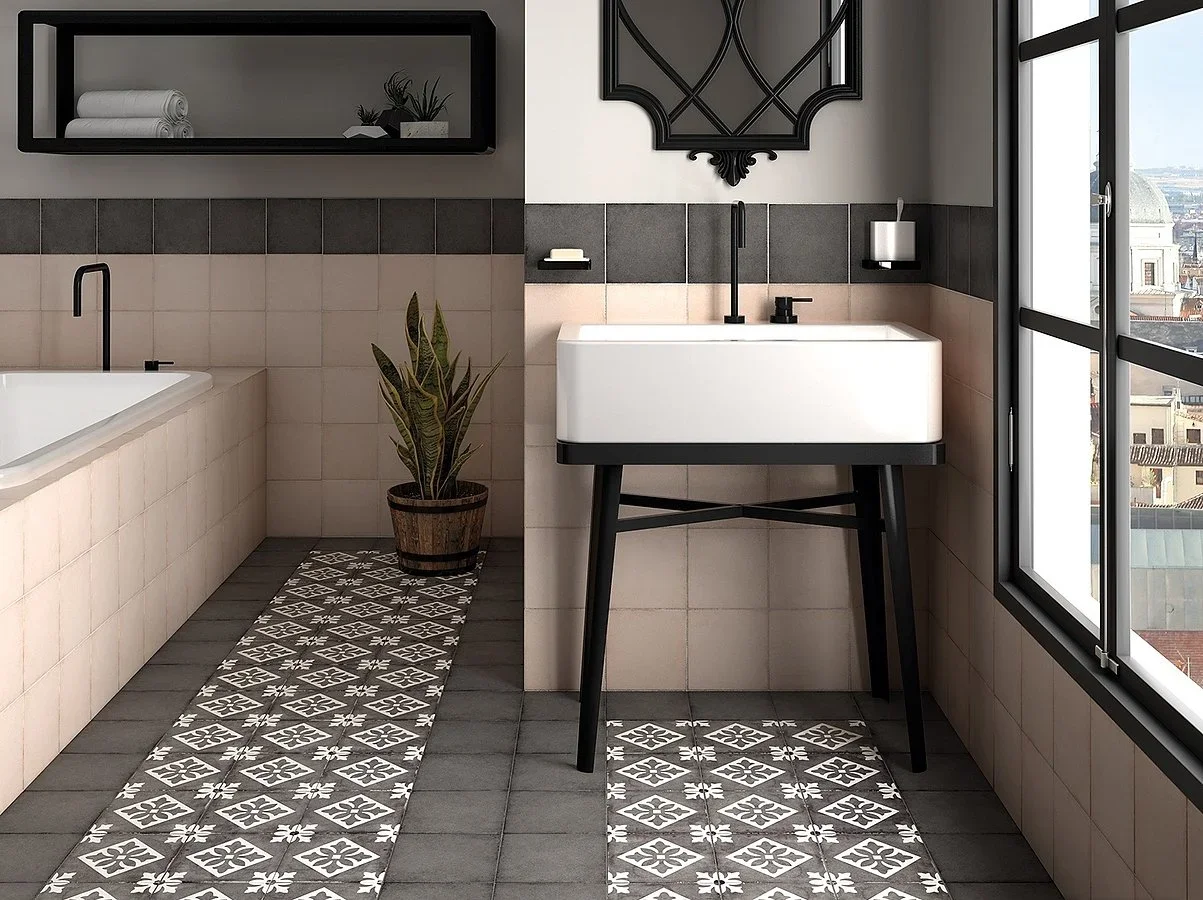 Moderner Badezimmerbereich mit Badewanne, Waschtisch, Pflanze und Fenster mit Stadtblick