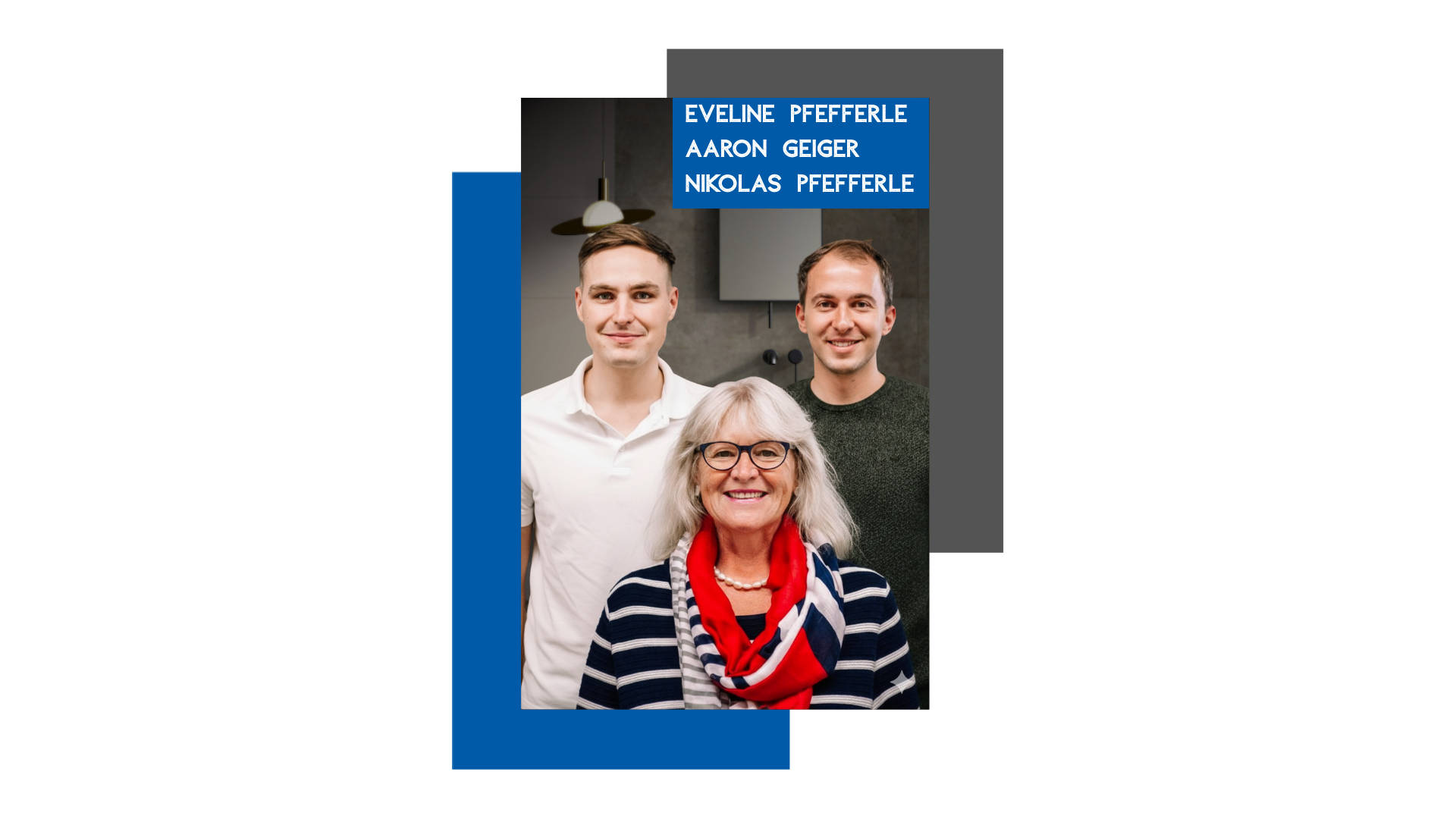 Eine Gruppe von vier Menschen, drei junge Männer und eine ältere Frau, die ein Lächeln zeigen.