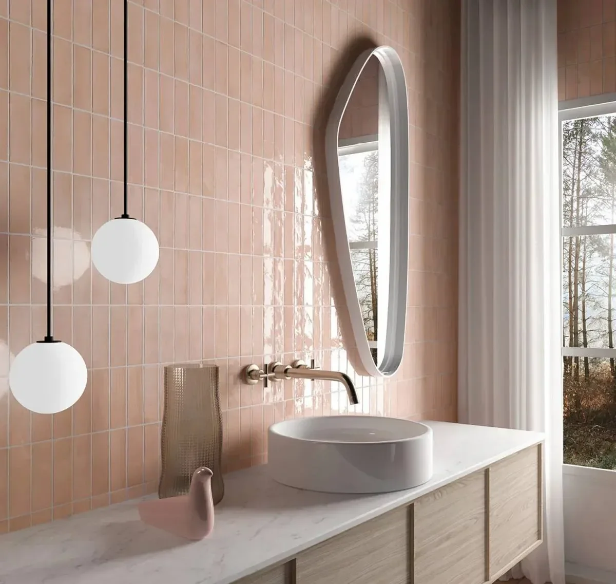 Moderner Badezimmerbereich mit pinken Wandfliesen, ovalem Spiegel, weißem Waschbecken und einer großen Fensterfront mit weißen Gardinen.