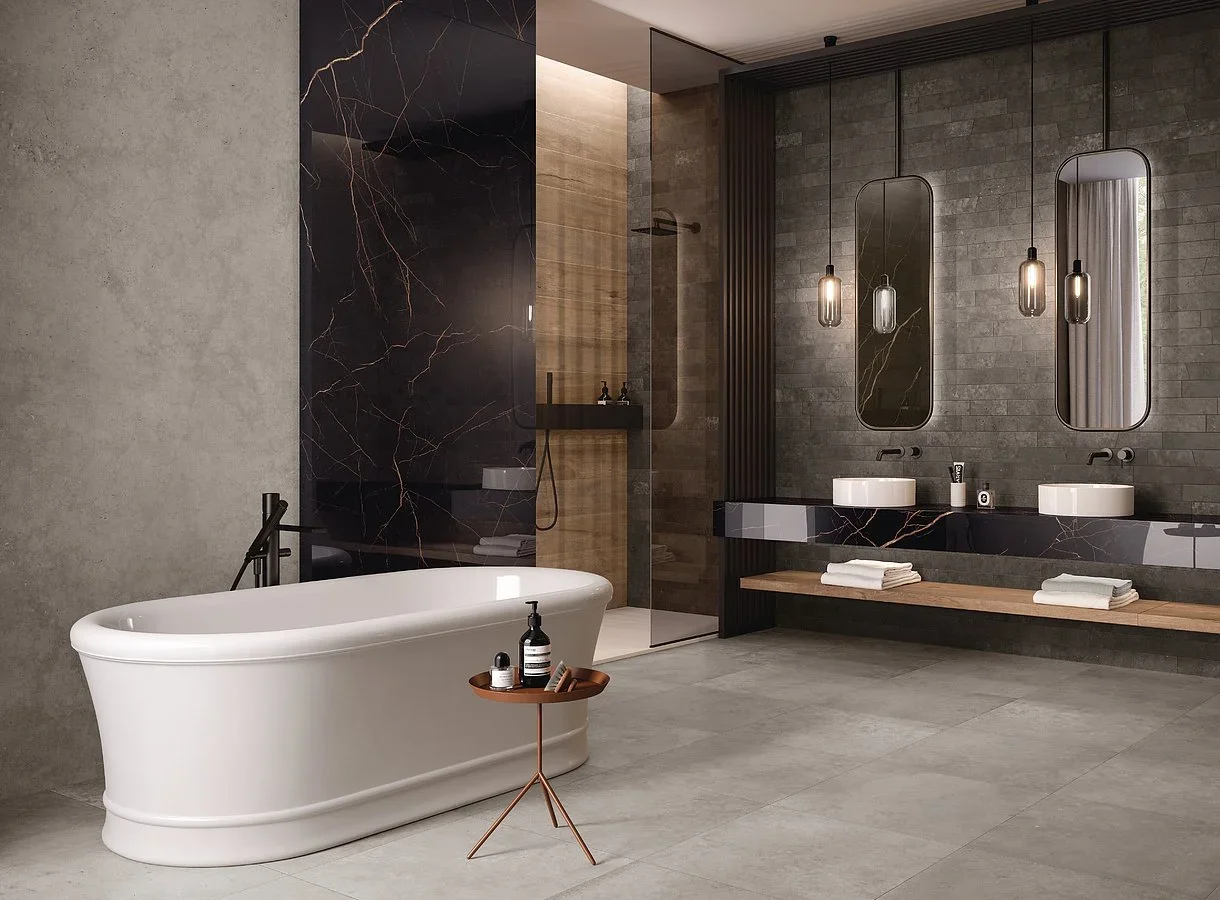 Modernes Badezimmer mit freistehender Badewanne, Doppelwaschbecken, großen Spiegeln und eleganter Beleuchtung.