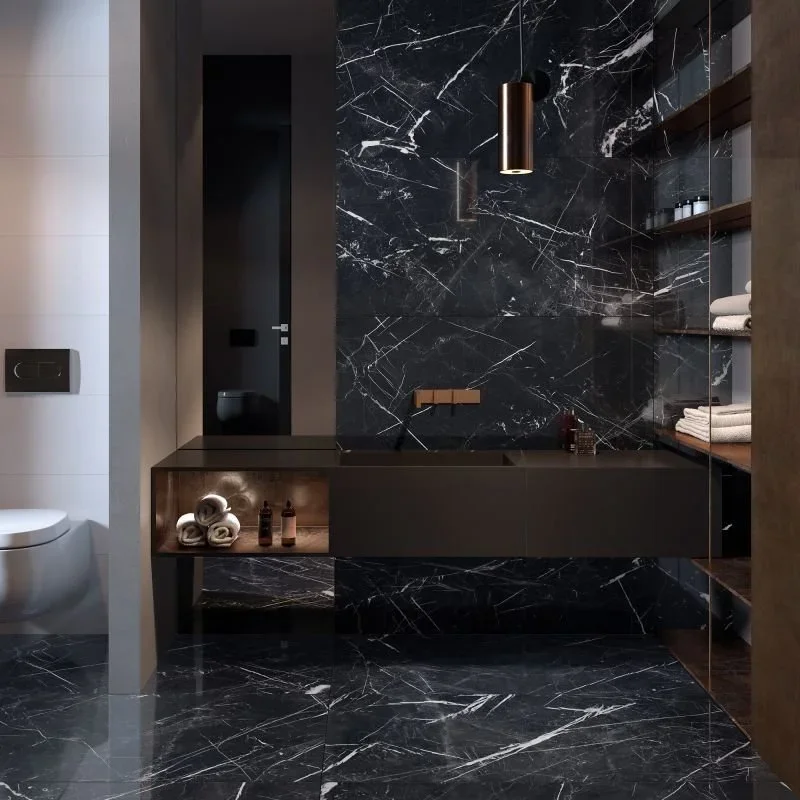 Modernes Badezimmer mit schwarzer Marmorwand und -boden, dunklen Holzregalen mit Handtüchern, einer schwarzen Waschmaschine, einem schwarzen Waschtisch und einem stilvollen Pendelleuchte