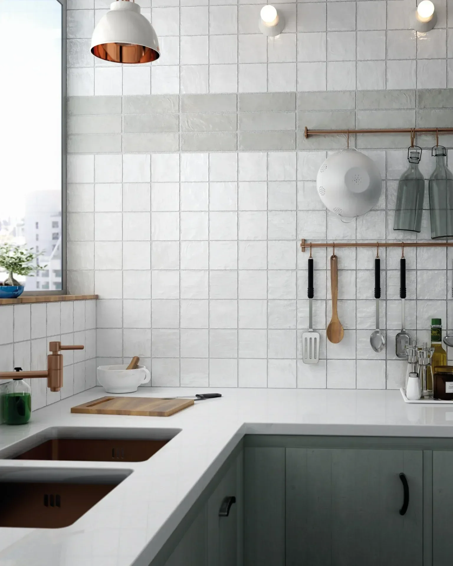 Moderne Küche mit weißen Fliesen, Edelstahlarmaturen, Holzgriffen und verschiedenen Küchenutensilien, wie Schneidebrett, Kochlöffel und Gläsern.