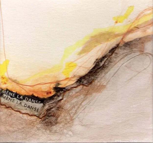 Une illustration abstraite avec des couleurs pastel, notamment du jaune et du brun, et un texte partiellement visible disant 'MÈNE LA DANSE'.