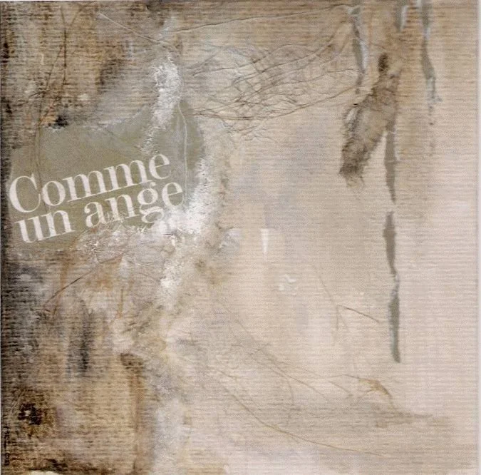 Un fond gris tel, un mur avec un collage de papier indiquant « Comme un ange ».