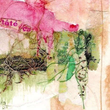 Une œuvre d'art abstraite avec des touches de peinture rose, verte, et beige, des collages, et des lignes de croquis et des éléments en relief