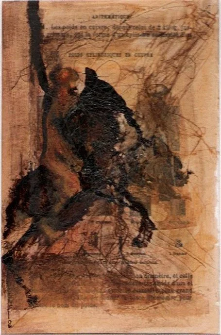 Une œuvre d'art abstraite combinant des esquisses, des textures et des couleurs chaudes, avec des dessins et textes flous en arrière-plan.