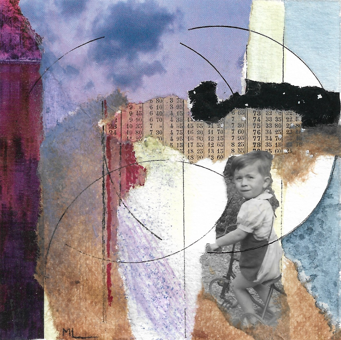 Une composition artistique mixant peinture, notes anciennes, un jeune garçon en noir et blanc sur un vélo, et dessin à la craie, avec des cercles noirs et des couleurs pastels.