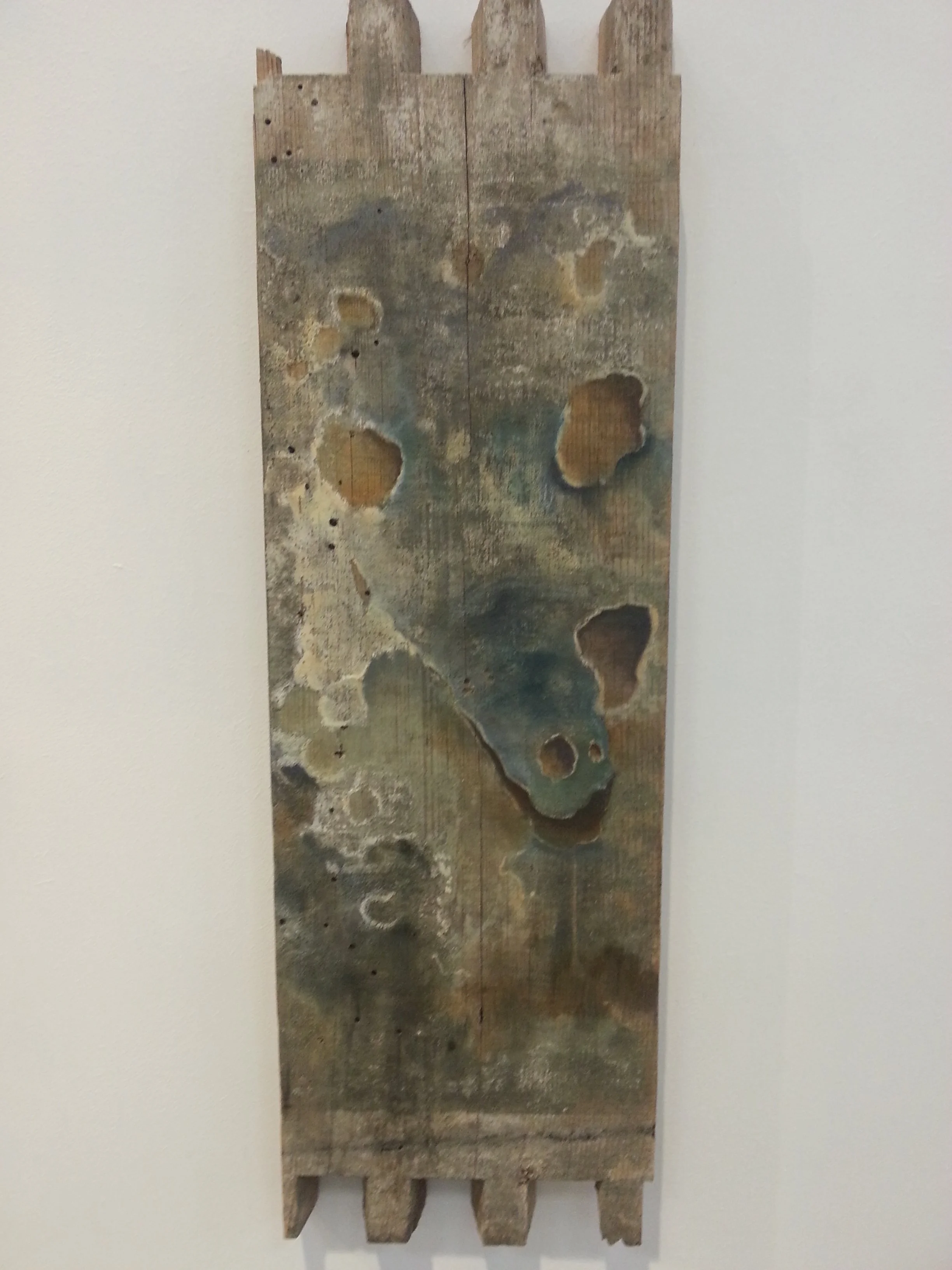 Table en bois ancien, peint avec des motifs de pandas, présentant des trous et des imperfections.