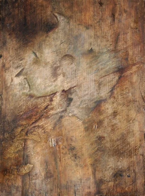 Une peinture sur un fond en bois représentatn deux personnes dos à dos comme un duel.