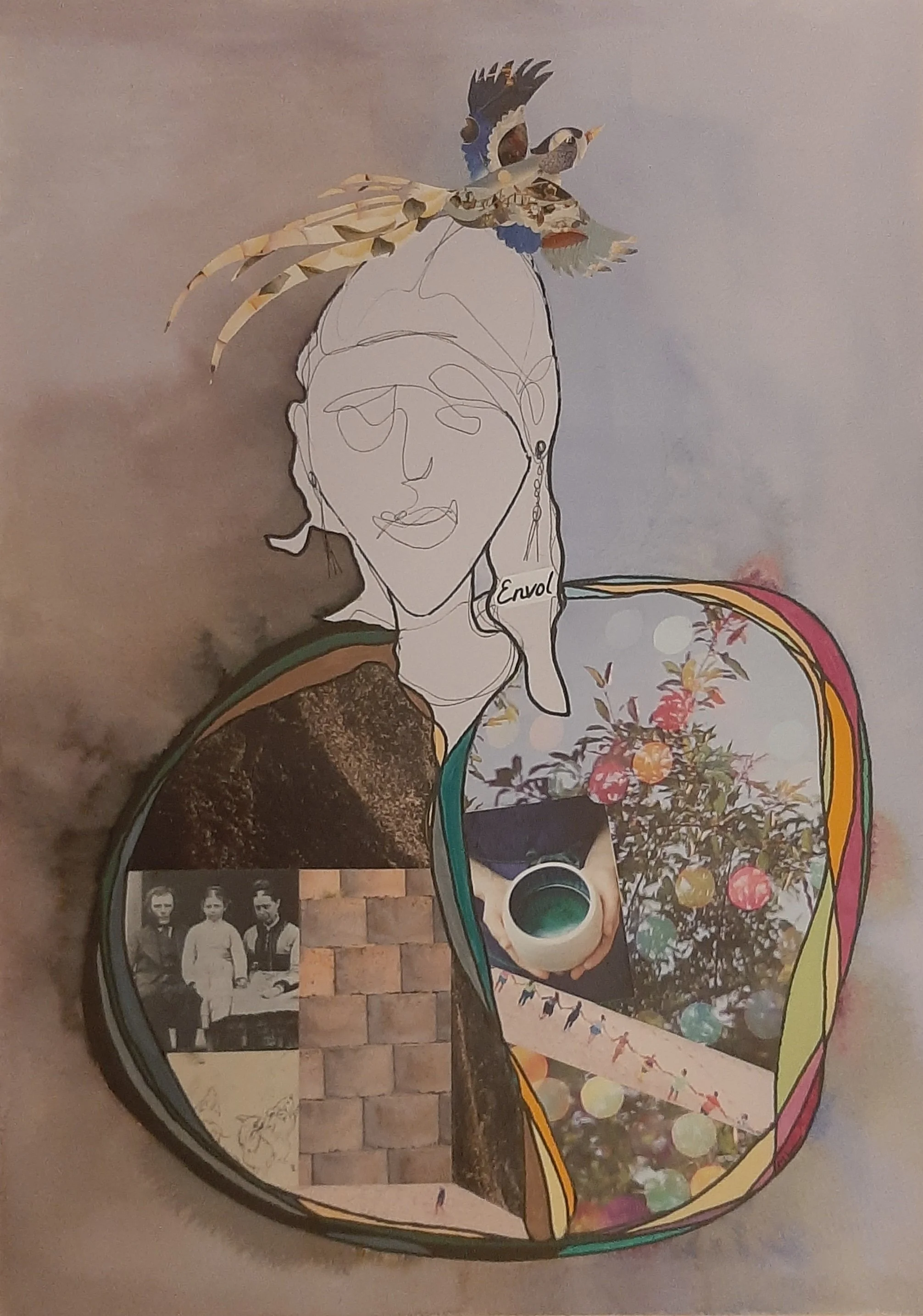Illustration artistique d'une femme avec un dessin au trait simple pour le visage, portant un collier, avec un oiseau coloré en vol au-dessus de sa tête, mêlée à des éléments collage comme une photo en noir et blanc, un morceau de briques, une tasse de thé ou café, et un arbre en floraison avec des boules colorées, entourée d'une bordure colorée.