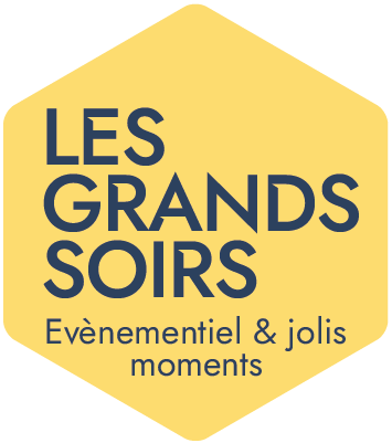 Logo avec texte 'Les Grands Soirs, Événementiel & jolis moments' sur un fond en forme d'hexagone jaune