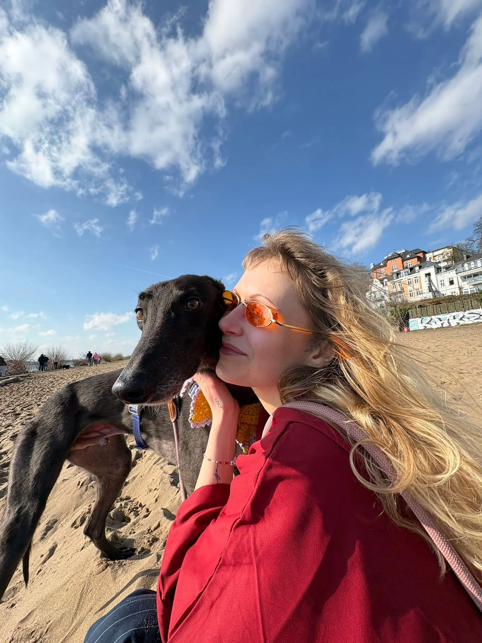 Social Media Managerin Nina Wegmann und Hund Gini