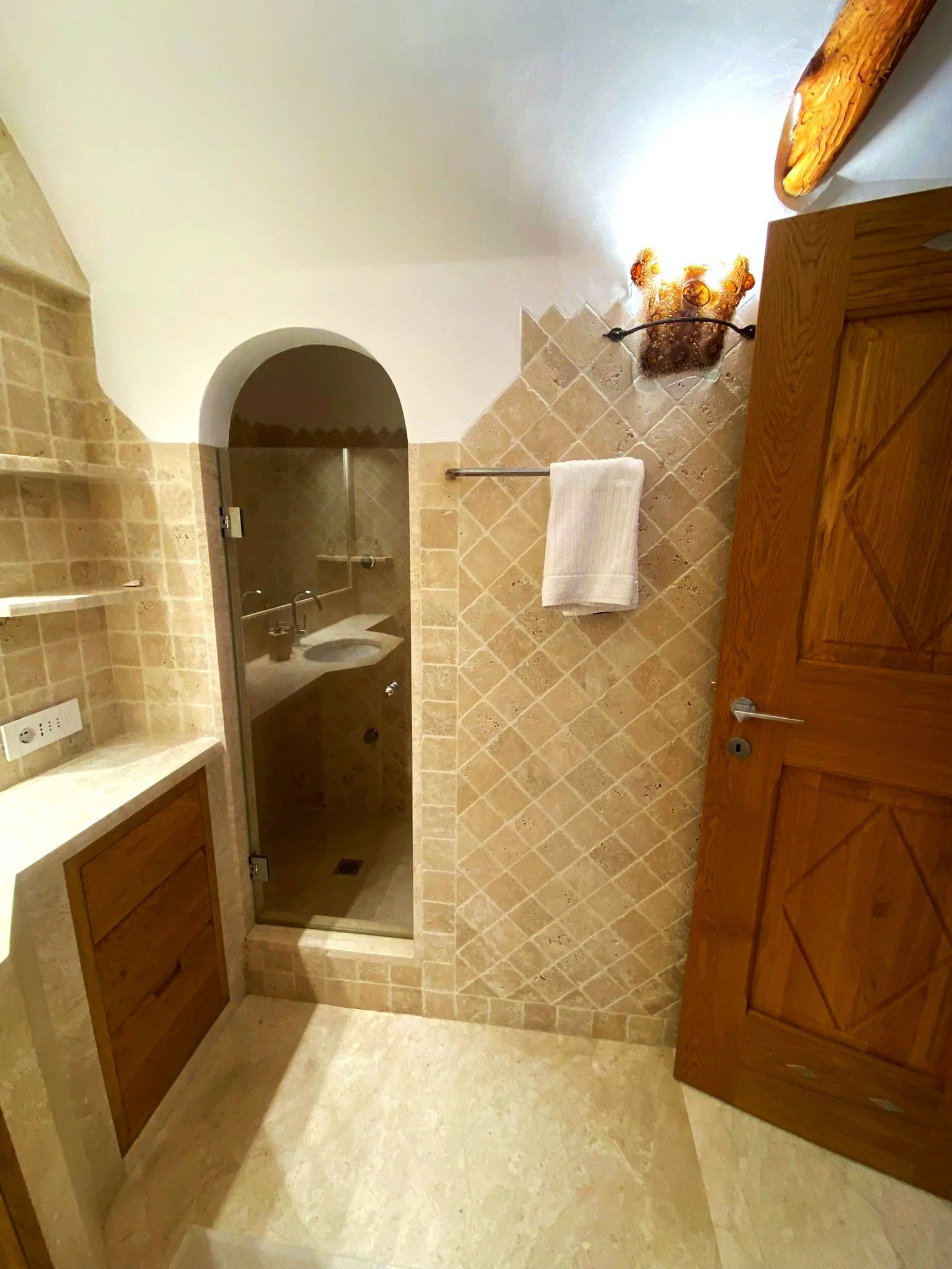 BATHROOM 1