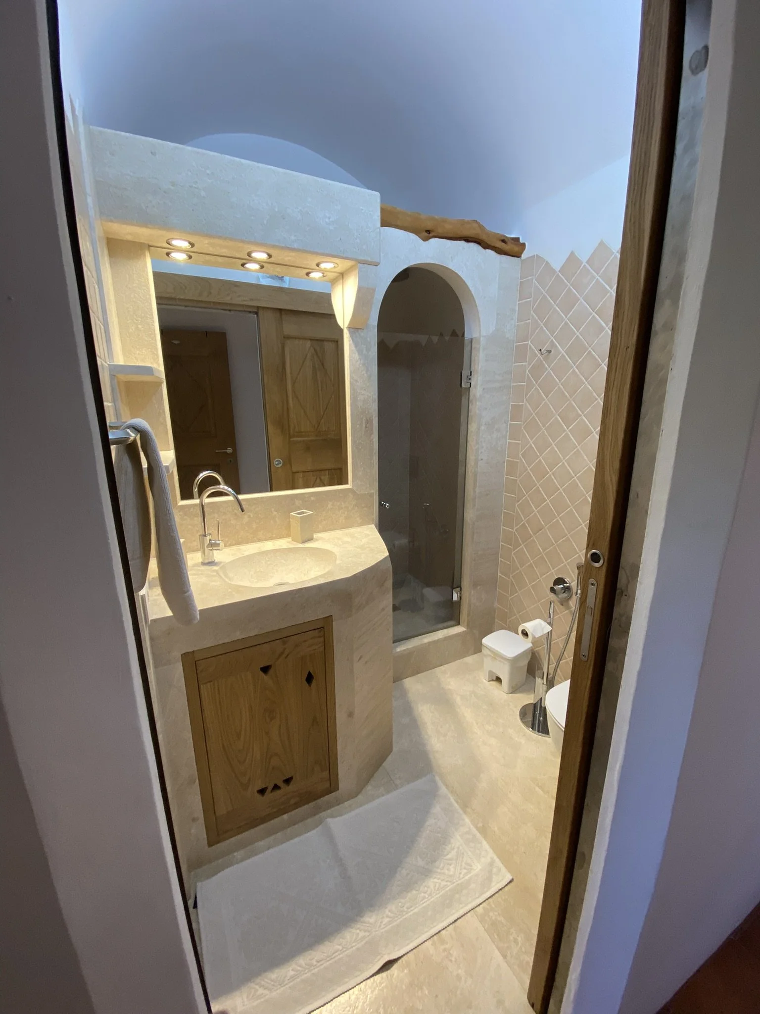 BATHROOM 2