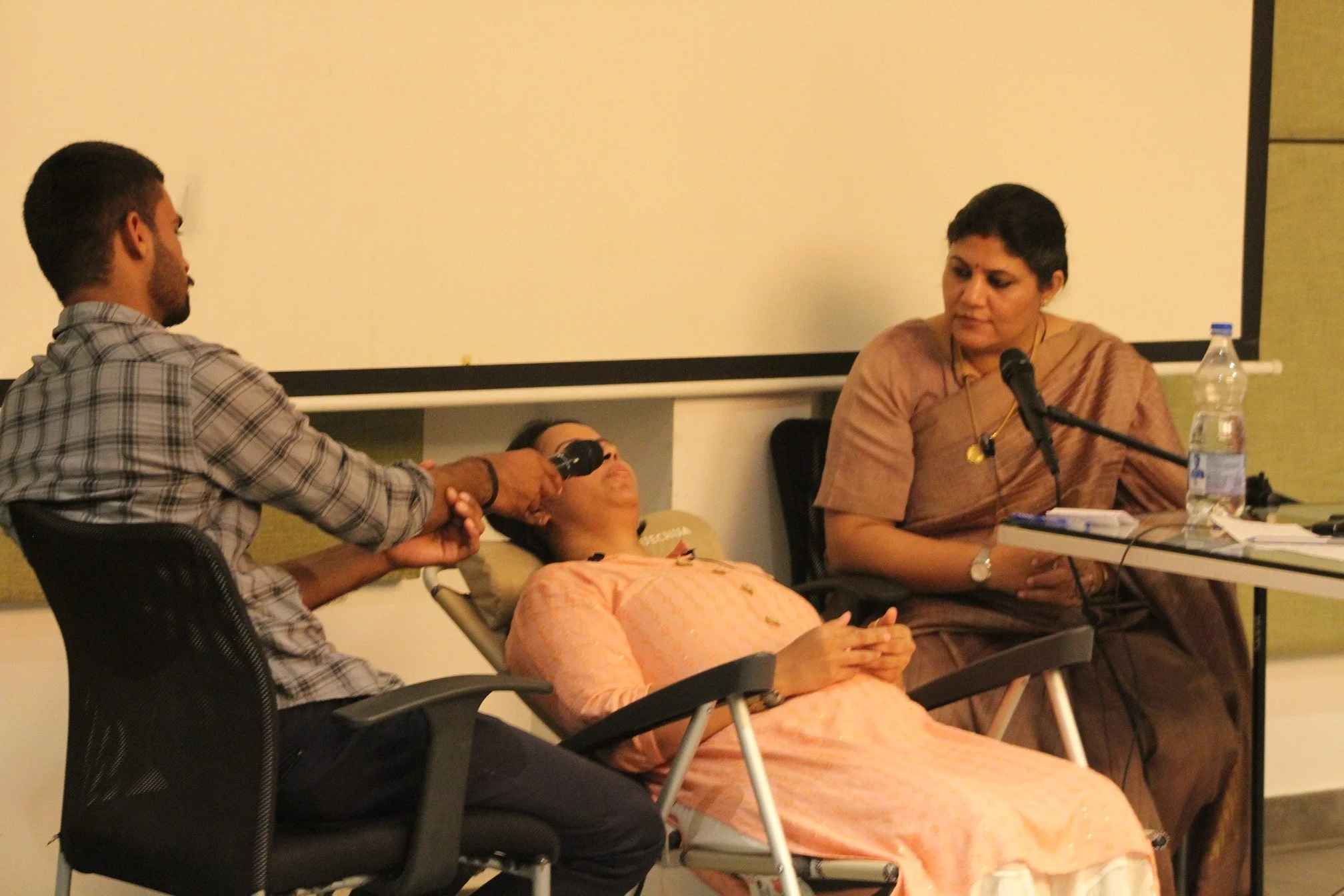 Dr Rashhi Sharma conducting PLR therapy
