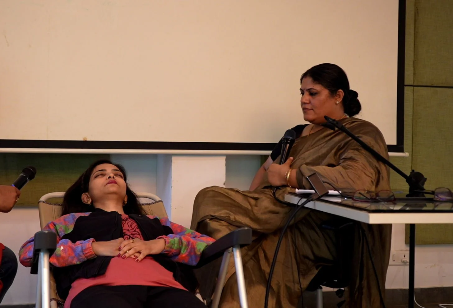 Dr Rashhi Sharma conducting a hypnotherapy session