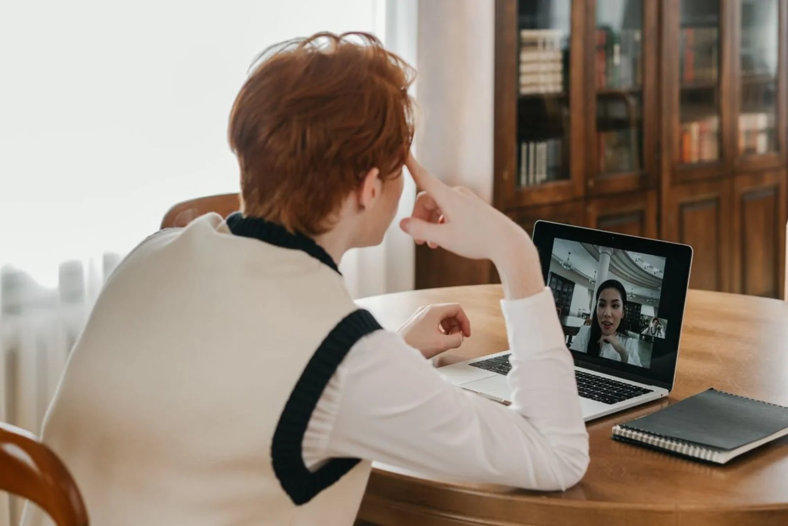 Online vs In-Person Hypnotherapy Training — Which Is Better?