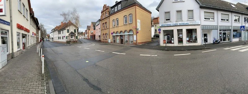 Außenansicht der Sanadios Ganzheitliche Naturheilpraxis in Mainz-Hechtsheim an einer Straßenkreuzung mit Blick auf das Praxisgebäude und den gut erreichbaren Standort.