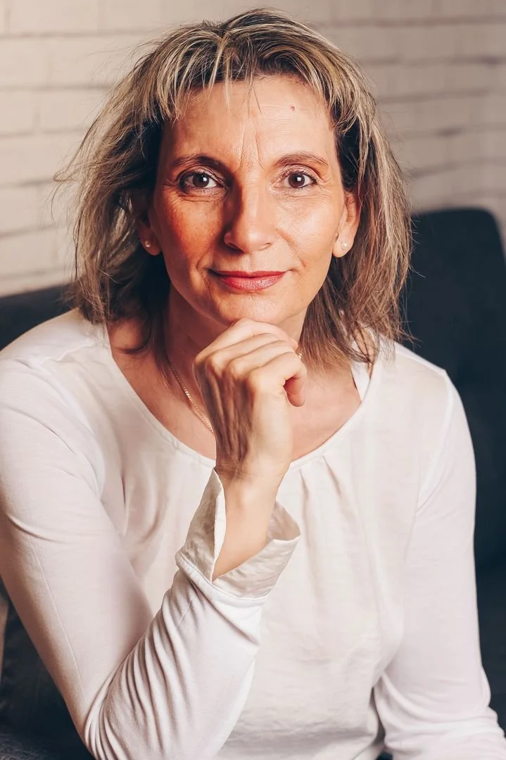 Claudia Hahn-Sauren stützt ihr Kinn mit einer Hand und lächelt freundlich in die Kamera. Sie ist Heilpraktikerin für Psychotherapie und begleitet Menschen in Mainz und online mit Einfühlungsvermögen und Wertschätzung.